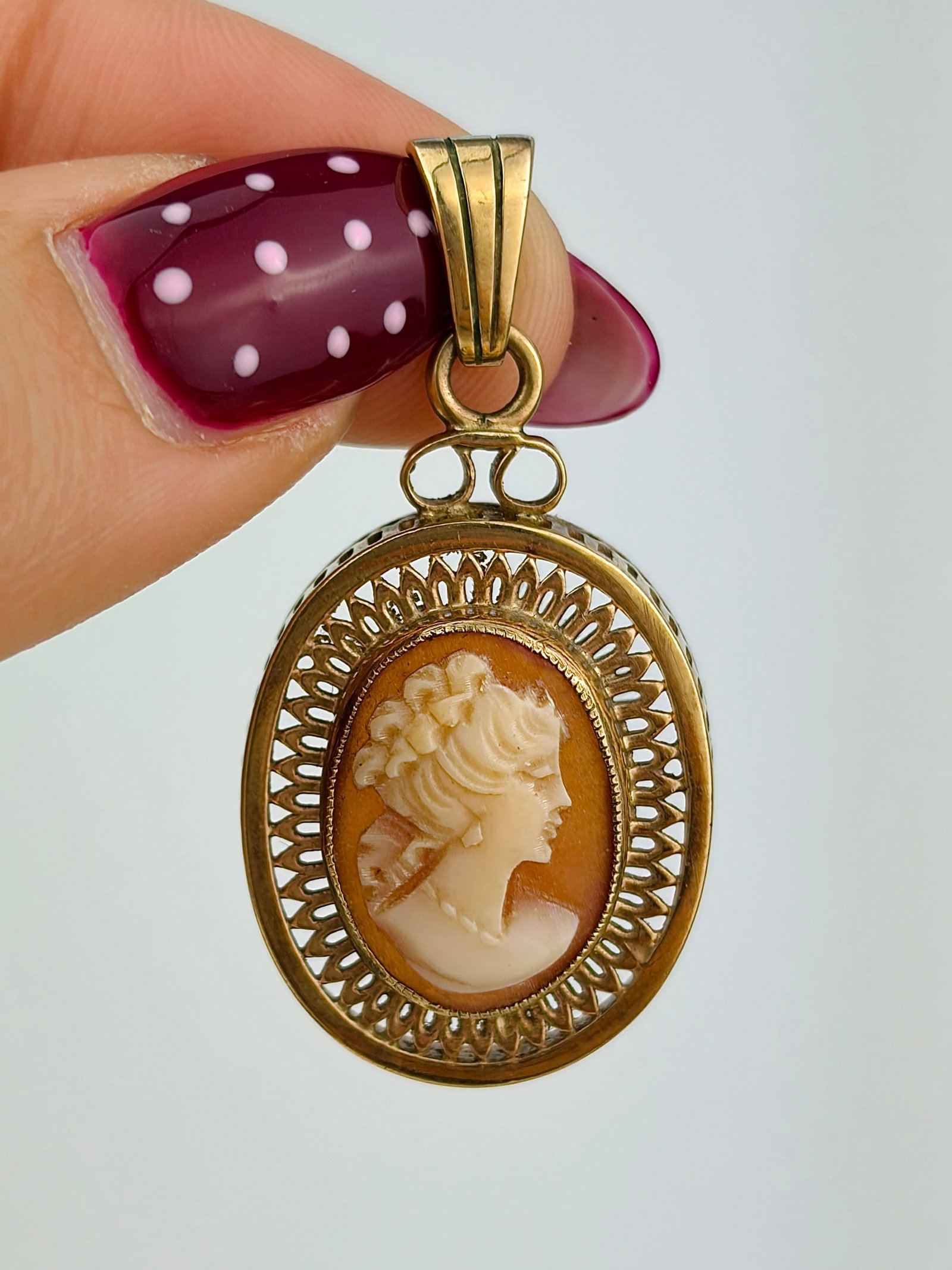 vintage 9ct gold cameo pendant: vintage 9ct gold cameo pendant Weight: 4.32g Size: 36x19mm Materials: 9ct gold Hallmarks: Stamed 9.375 Condition: Very good overall condition. Some signs of wear are expected given the