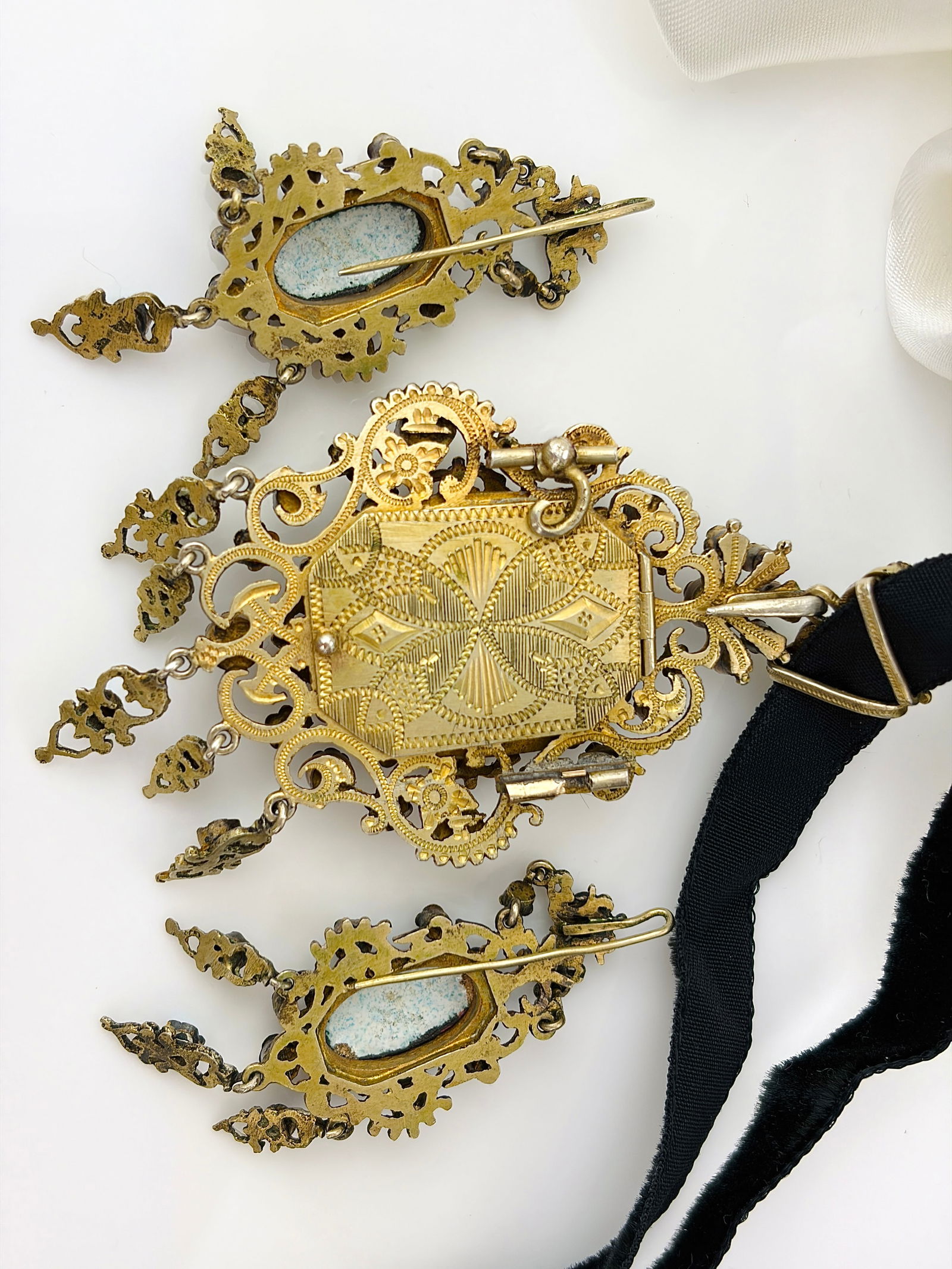 Incredible Antique Boxed Austro Hungarian Locket Back Necklace and Earrings Suite - 8