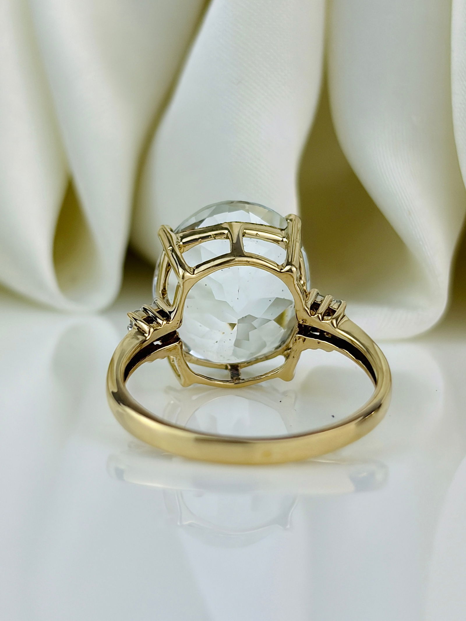 Pretty 9ct Yellow Gold Aquamarine and Diamond Ring - 3