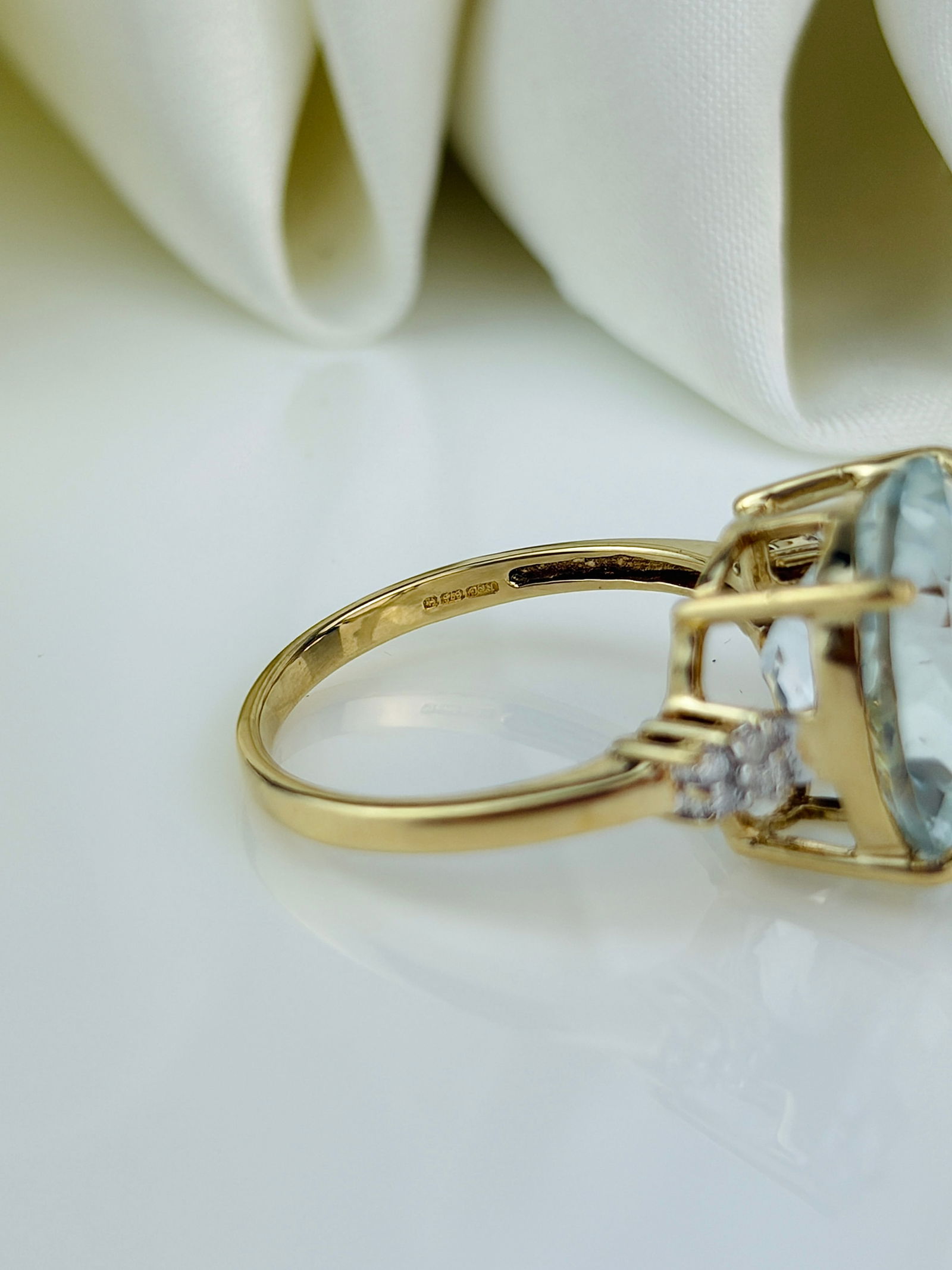 Pretty 9ct Yellow Gold Aquamarine and Diamond Ring - 4