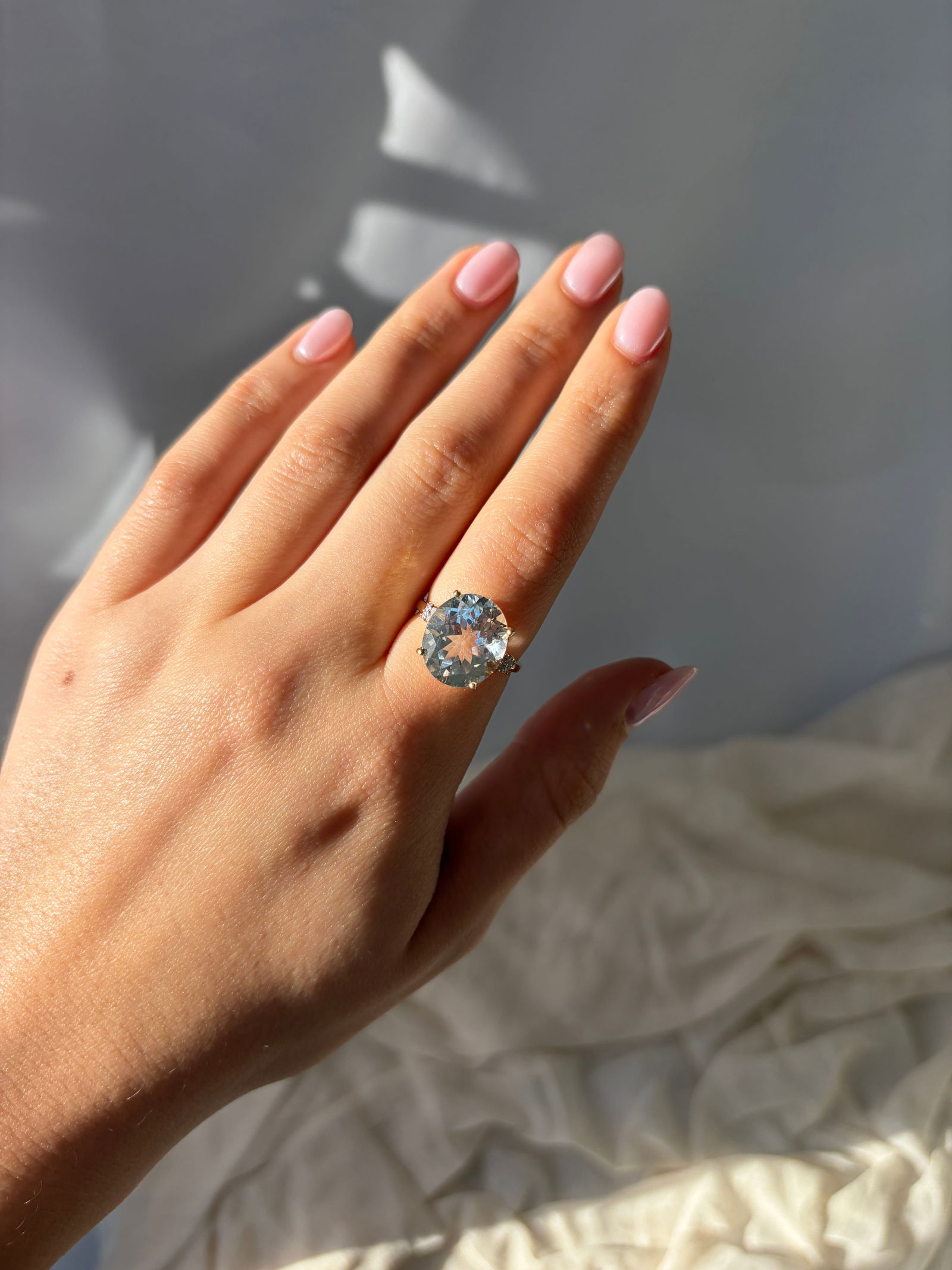 Pretty 9ct Yellow Gold Aquamarine and Diamond Ring - 8