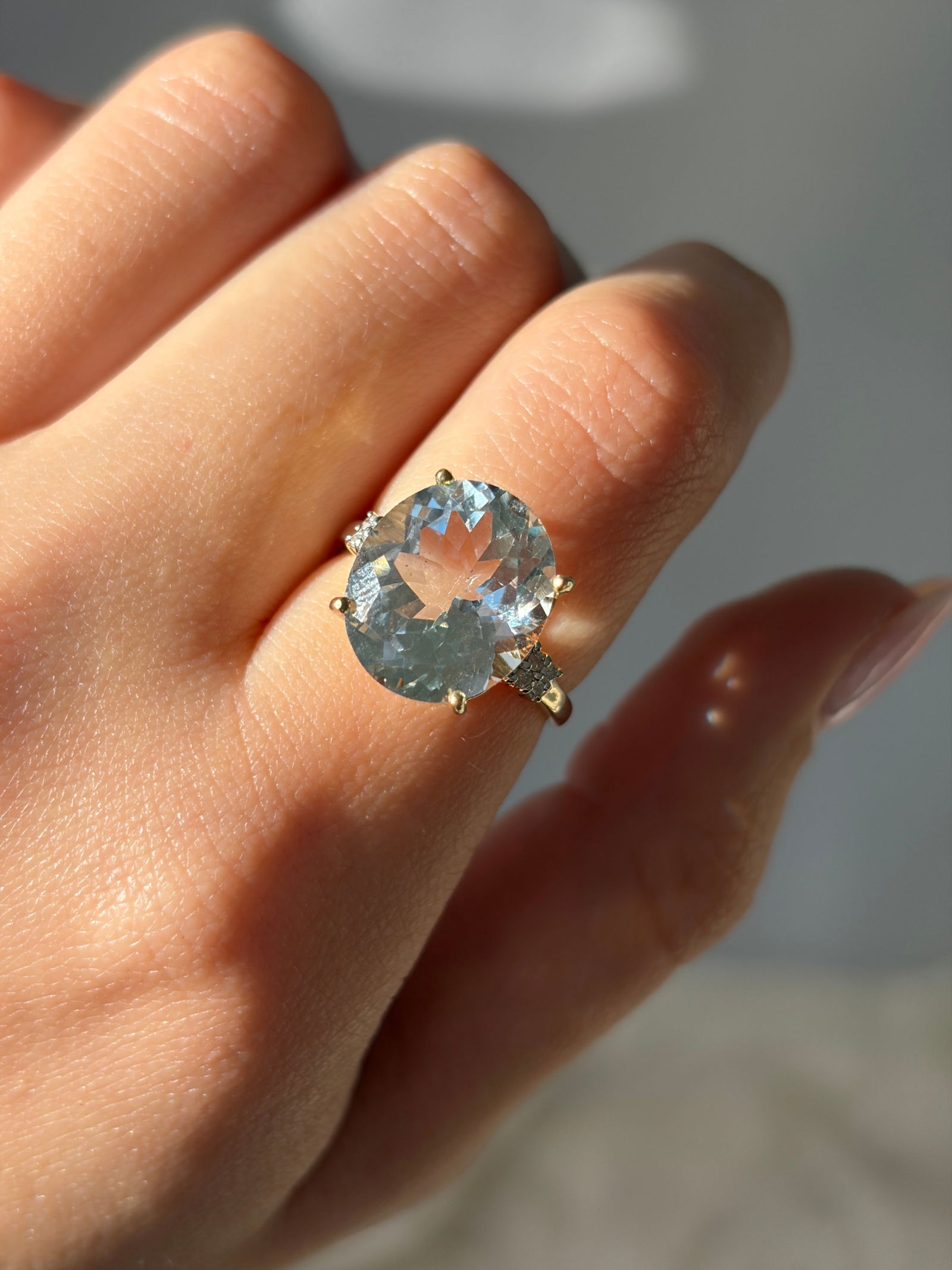 Pretty 9ct Yellow Gold Aquamarine and Diamond Ring - 9