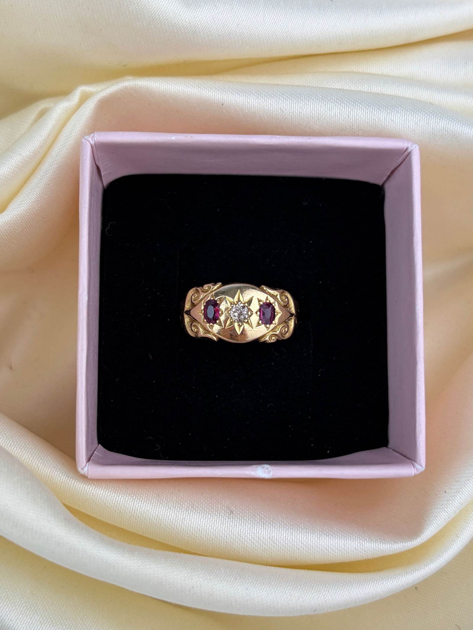 ANTIQUE 18CT GOLD DIAMOND AND RUBY 3 STONE STAR RING - 7