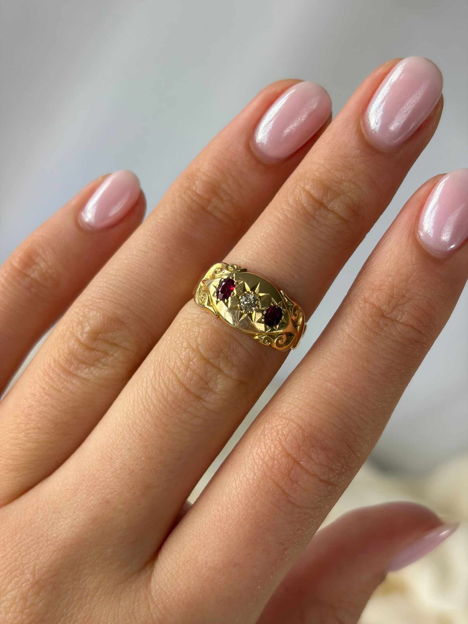ANTIQUE 18CT GOLD DIAMOND AND RUBY 3 STONE STAR RING - 8
