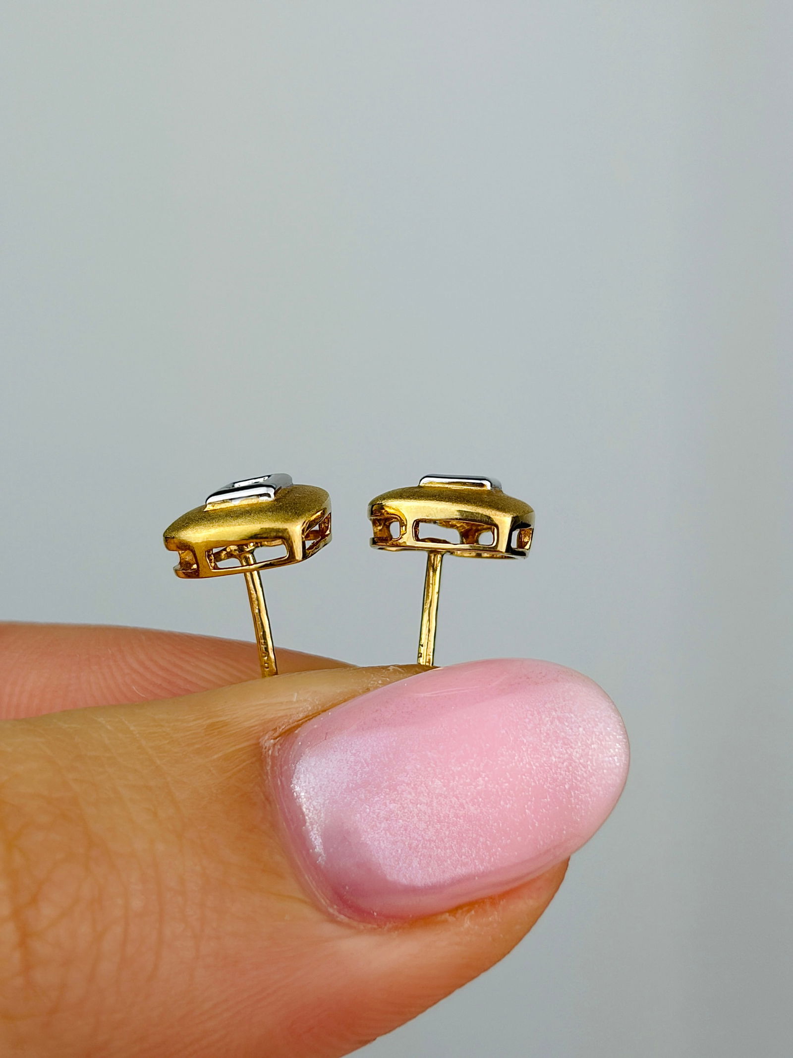 Vintage Diamond and 18 Carat Gold HEART DESIGN Stud Earrings - 2