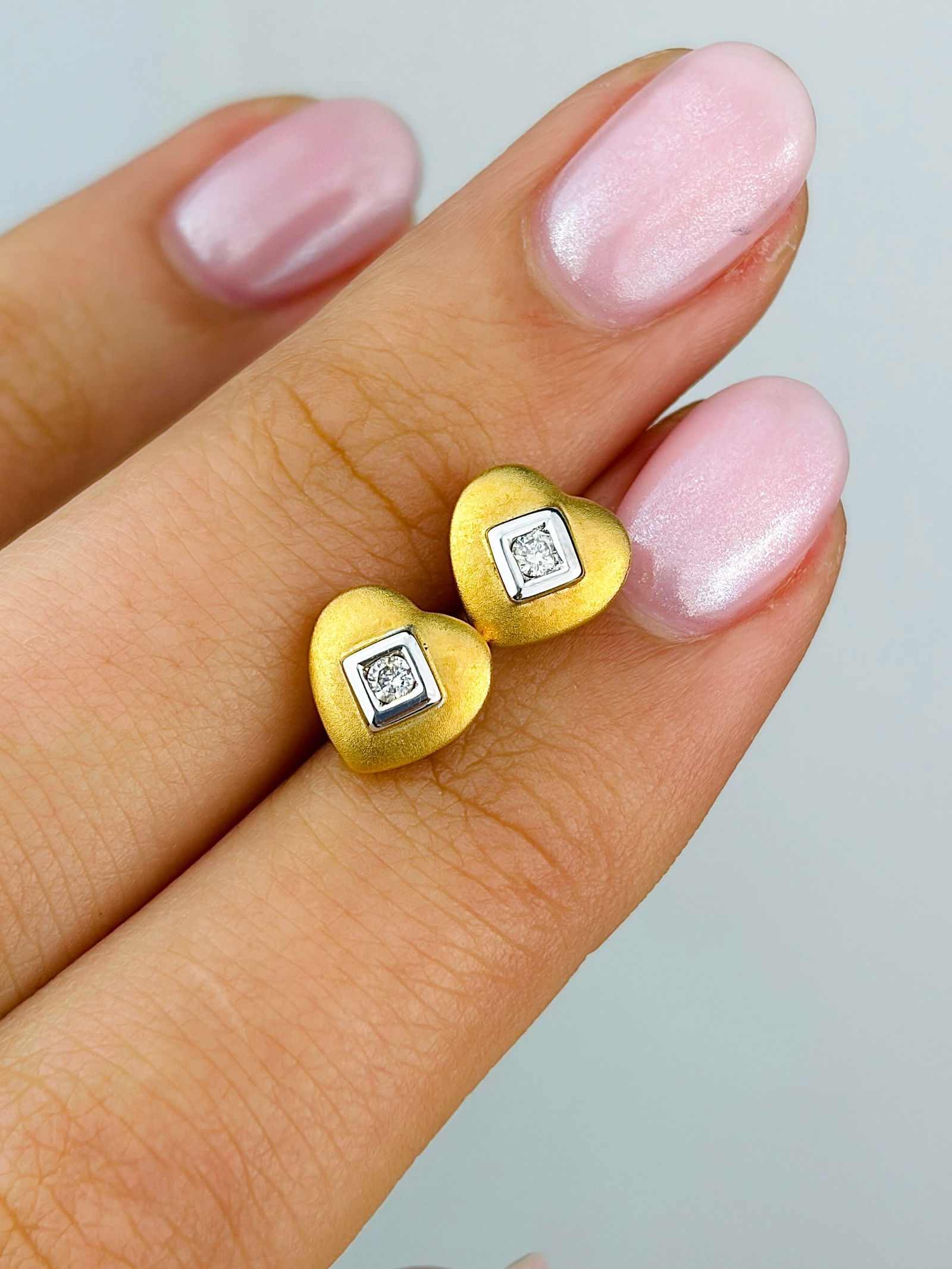 Vintage Diamond and 18 Carat Gold HEART DESIGN Stud Earrings - 3