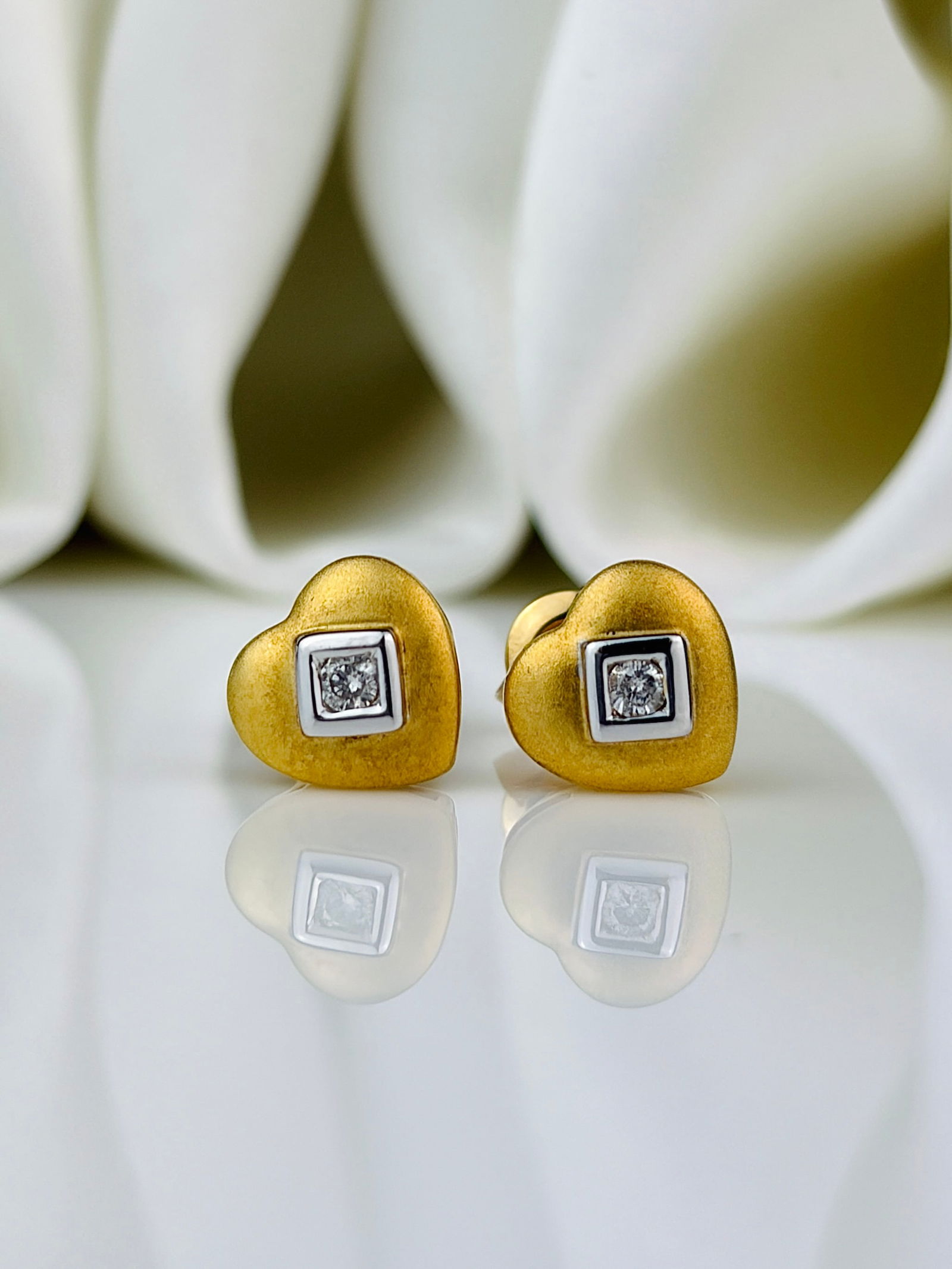 Vintage Diamond and 18 Carat Gold HEART DESIGN Stud Earrings - 7