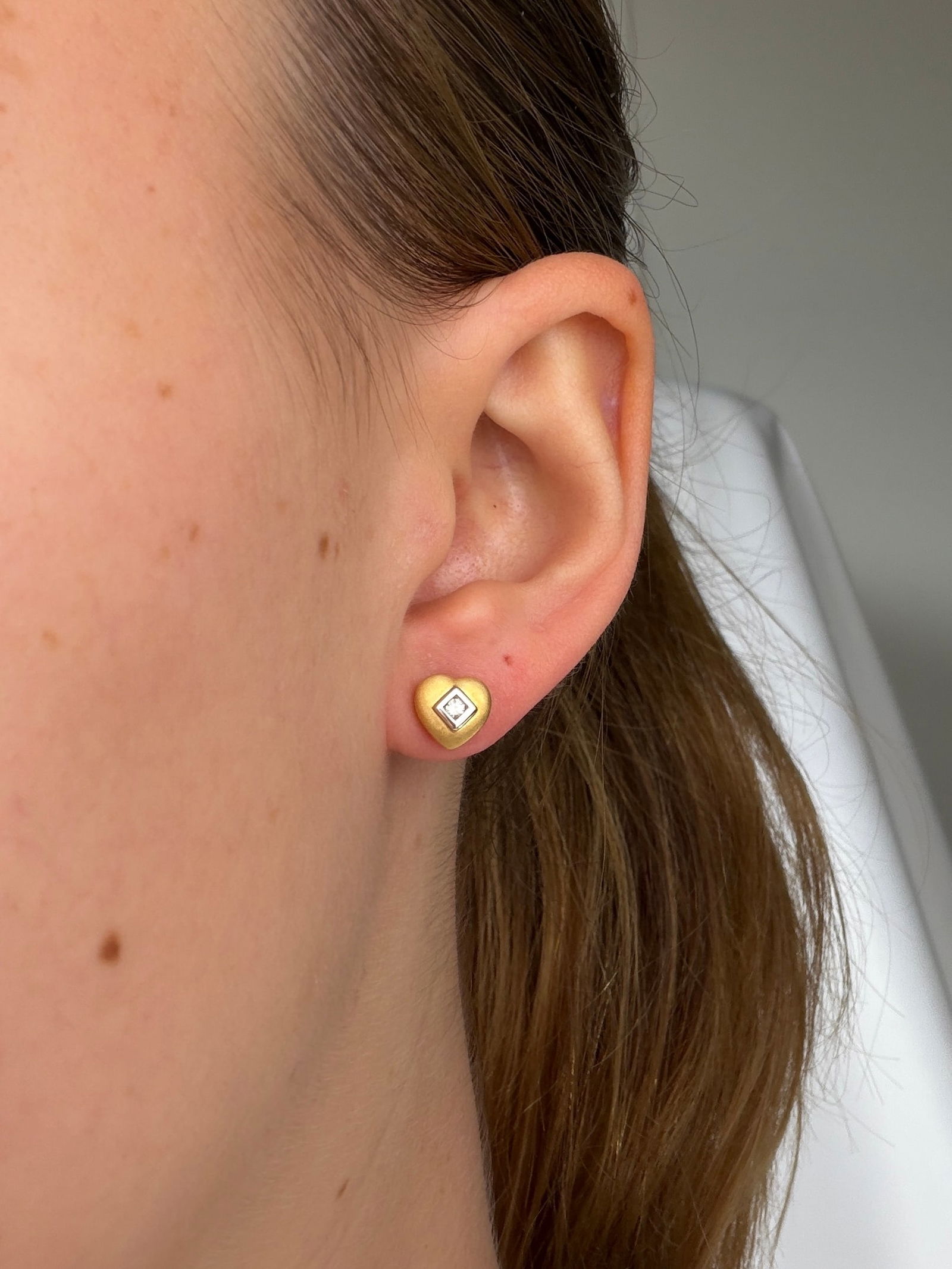 Vintage Diamond and 18 Carat Gold HEART DESIGN Stud Earrings - 8