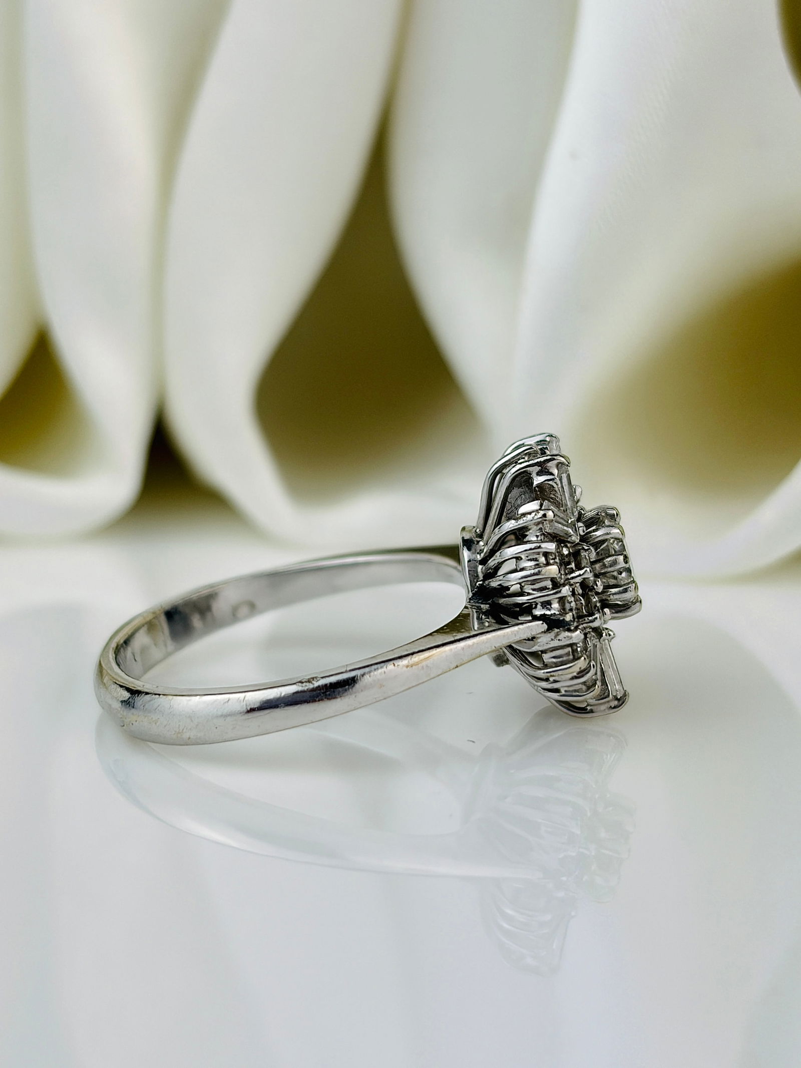 Vintage Diamond and 18 Carat White Gold Cluster Ring - 2