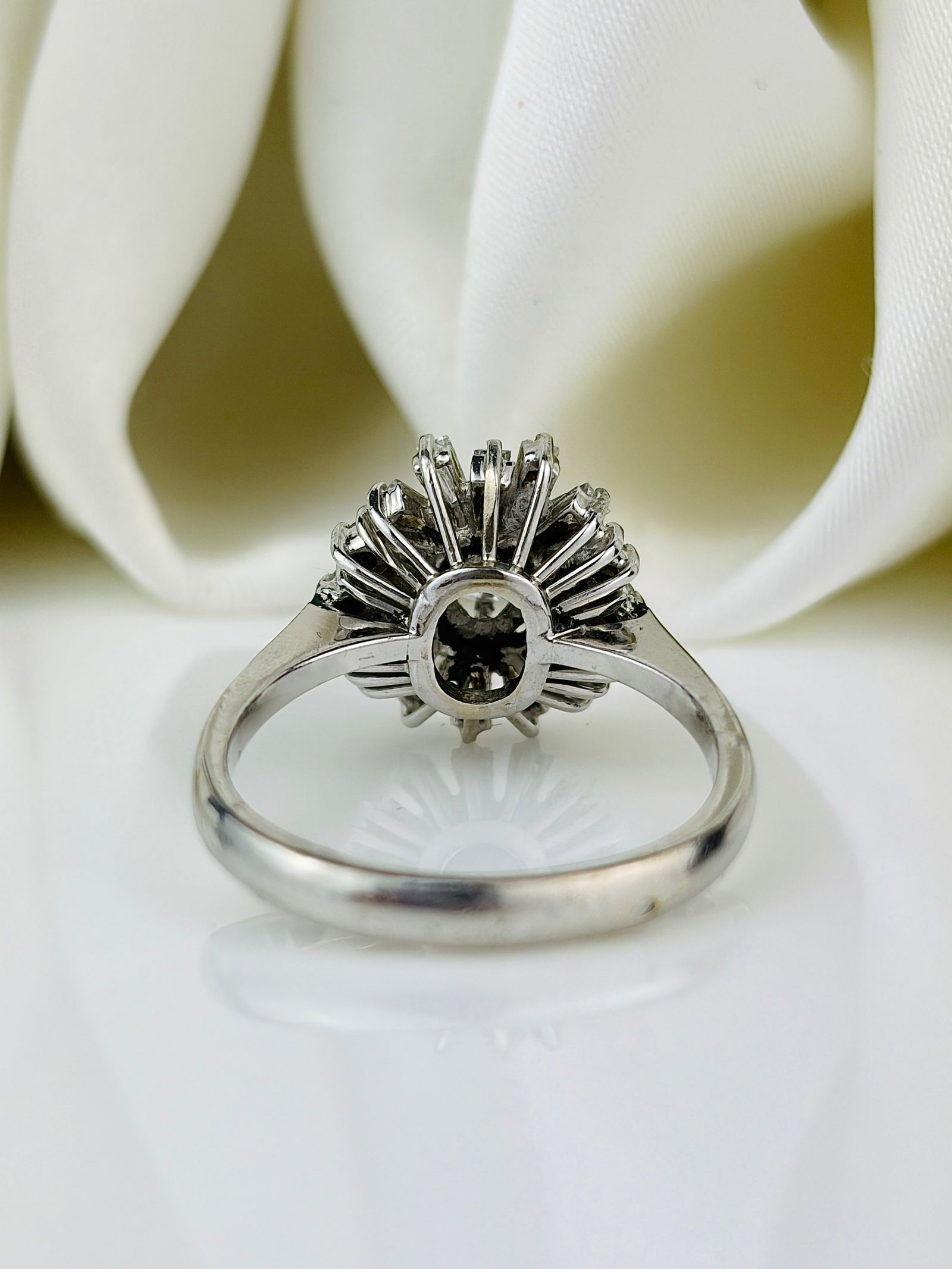 Vintage Diamond and 18 Carat White Gold Cluster Ring - 3