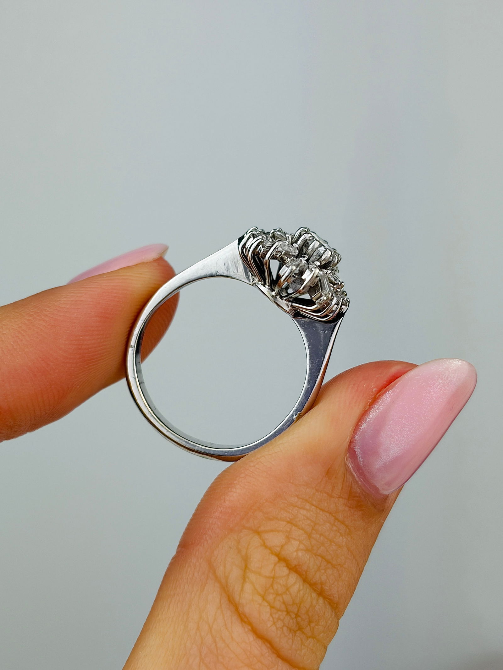 Vintage Diamond and 18 Carat White Gold Cluster Ring - 6