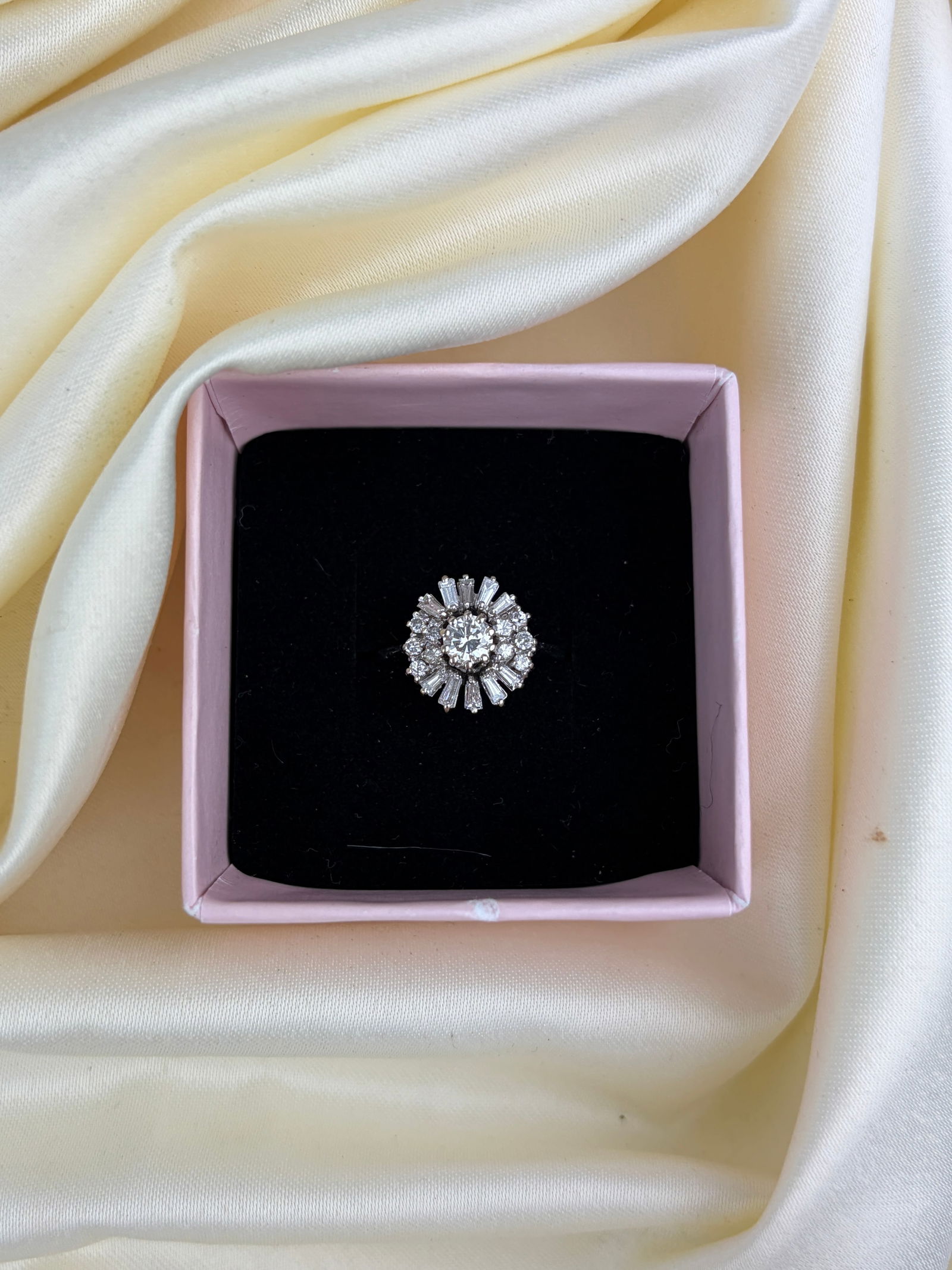 Vintage Diamond and 18 Carat White Gold Cluster Ring - 7