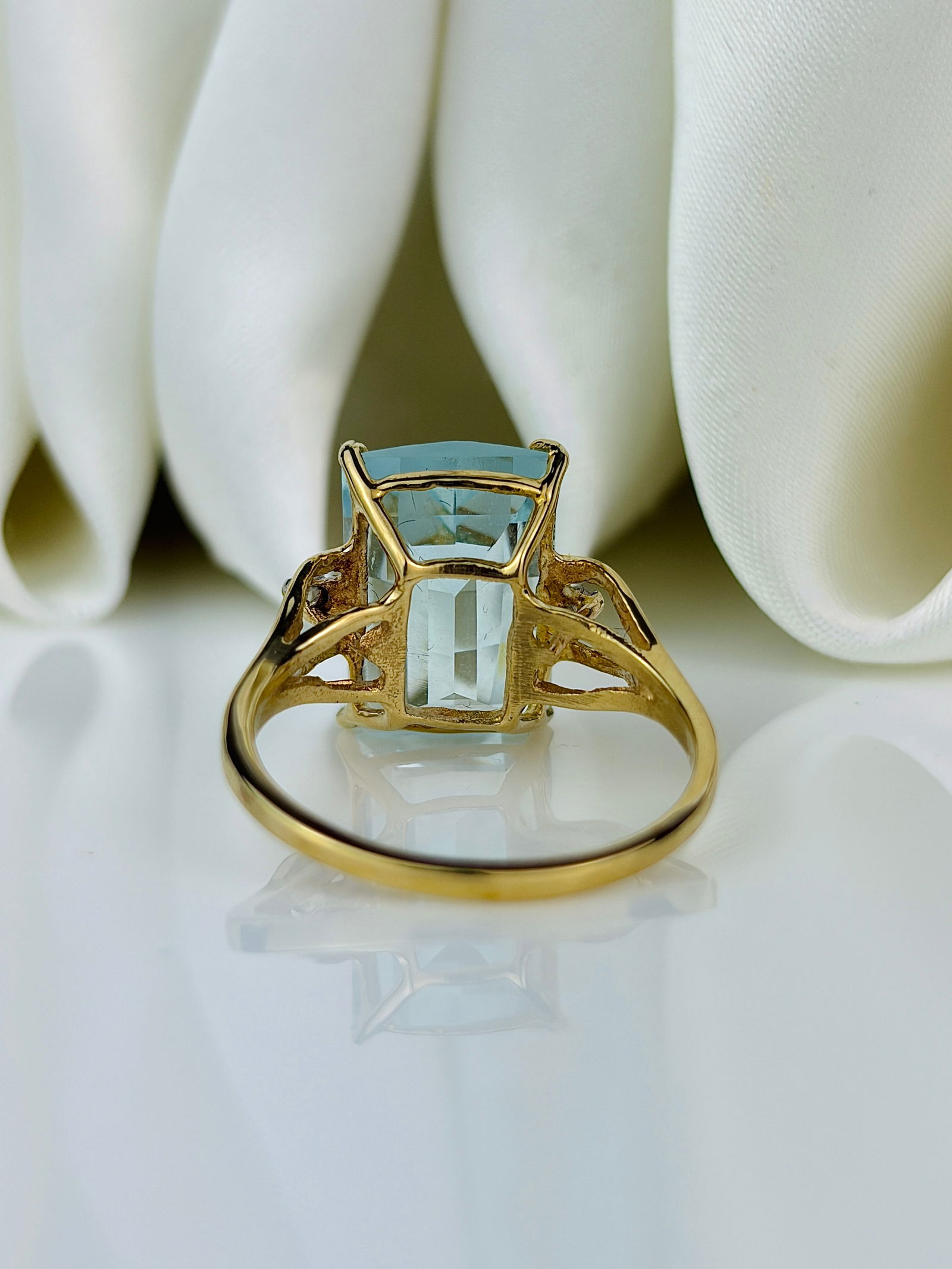 Aquamarine and Diamond 14 Carat Gold Three Stone Ring - 3