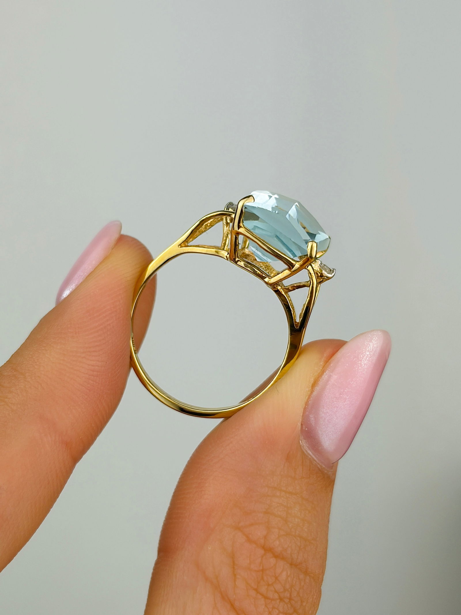 Aquamarine and Diamond 14 Carat Gold Three Stone Ring - 6