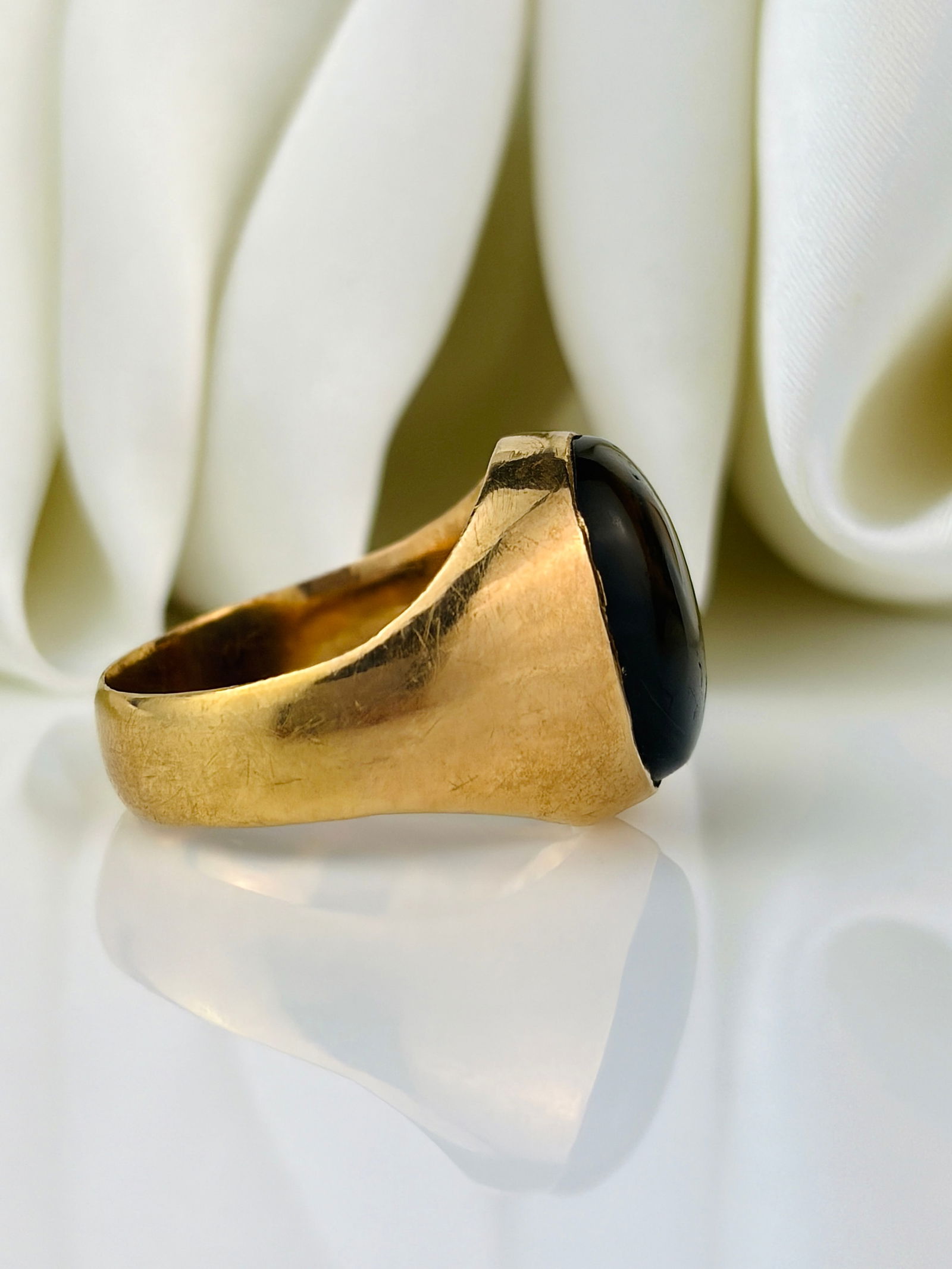 heavy 18ct yellow gold signet ring - 2