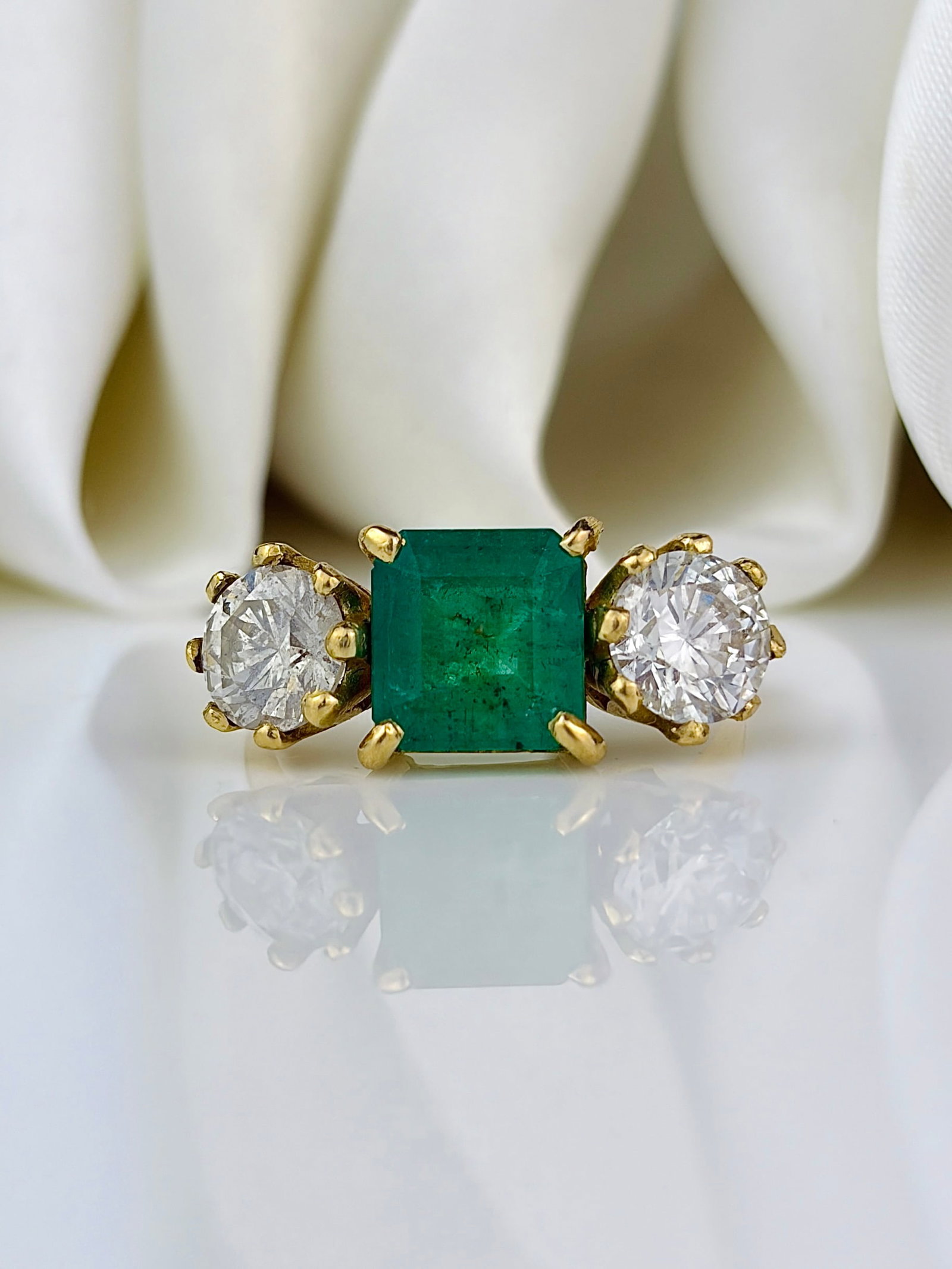 Art Deco Emerald and 2 carat Diamond 18 Carat Gold Three-Stone Ring: Art Deco Emerald and 2 carat Diamond 18 Carat Gold Three-Stone Ring The central emerald is so bright and beautiful and measures approx 2 carats. Sat either side it are two bright shimmering