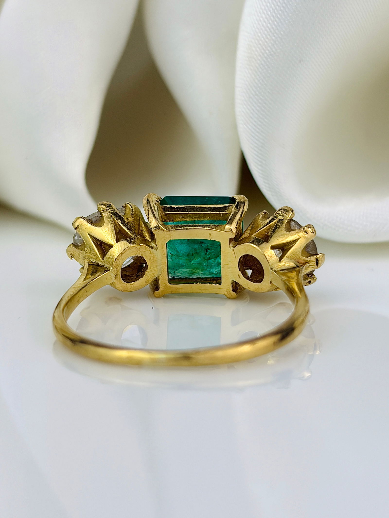 Art Deco Emerald and 2 carat Diamond 18 Carat Gold Three-Stone Ring - 3