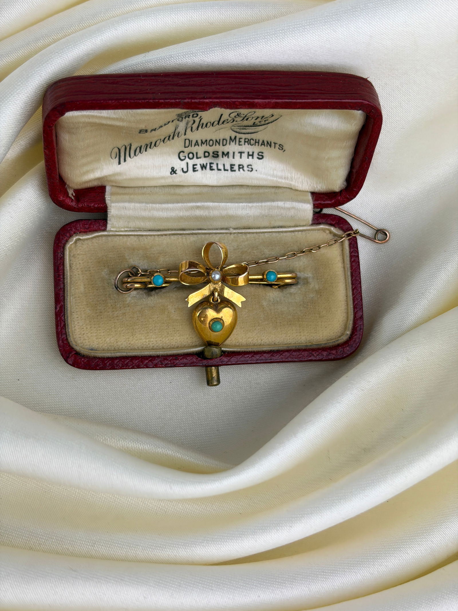 Sweet Antique 9ct Gold Hanging Heart Bow Brooch Set with Turquoise in Original Fitted Box - 2