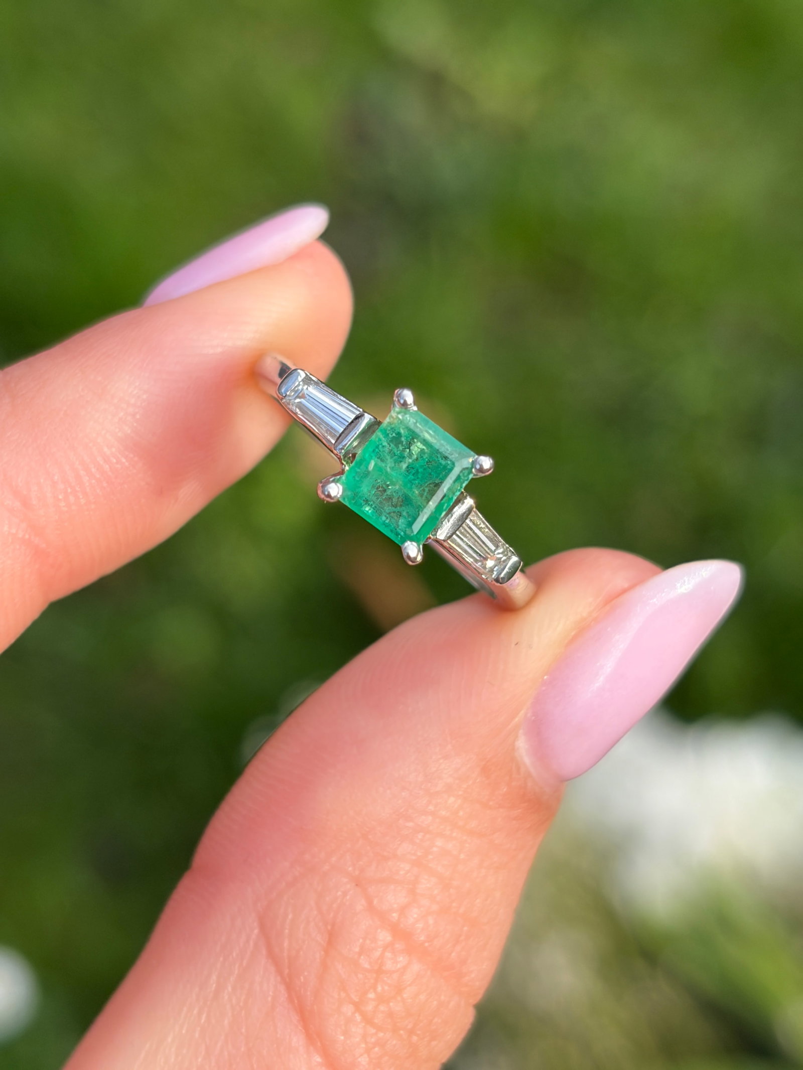 Outstanding Emerald and Diamond Ring Set in Platinum - 10