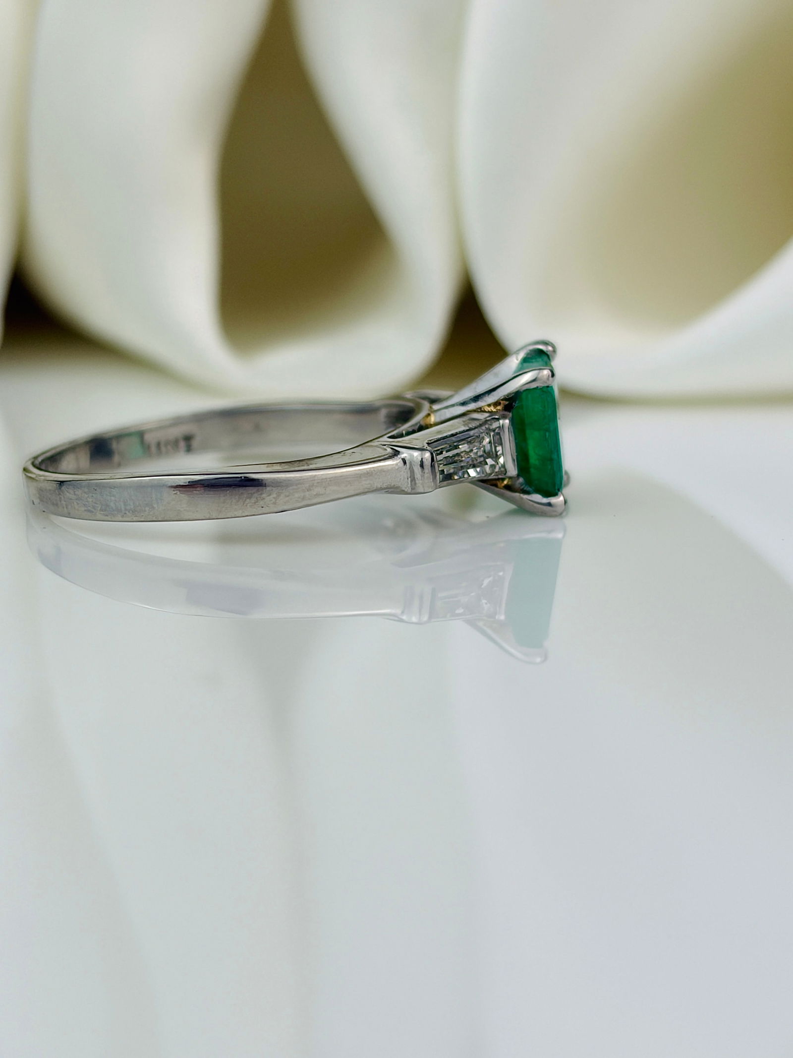 Outstanding Emerald and Diamond Ring Set in Platinum - 2