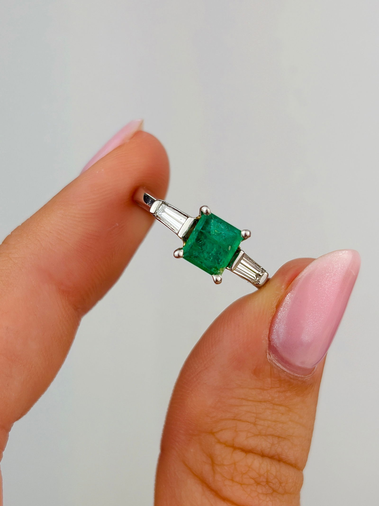 Outstanding Emerald and Diamond Ring Set in Platinum - 5