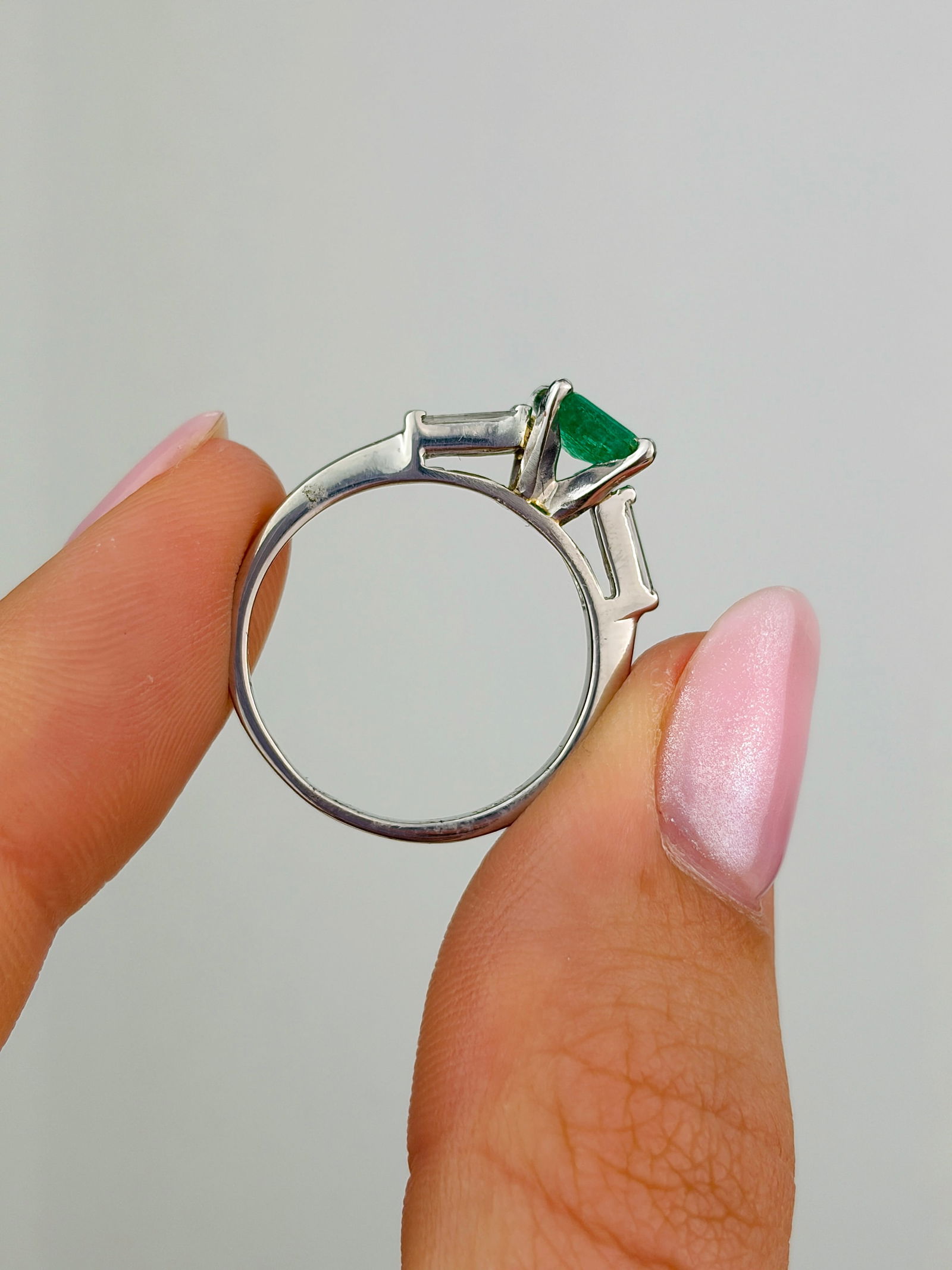Outstanding Emerald and Diamond Ring Set in Platinum - 6