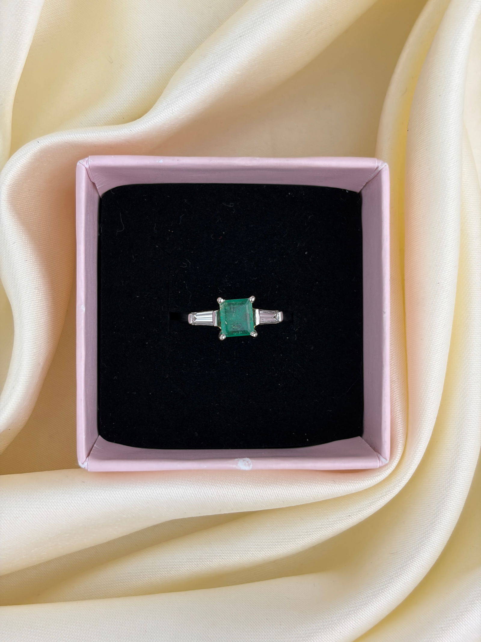 Outstanding Emerald and Diamond Ring Set in Platinum - 7