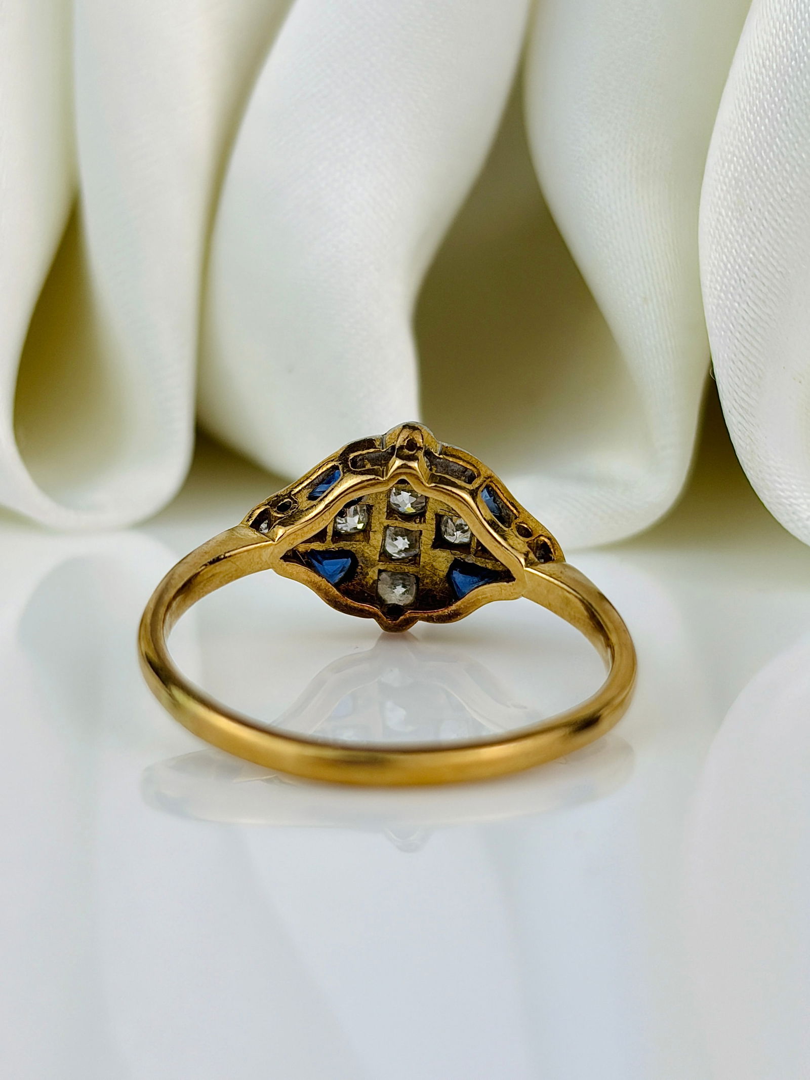 Sweet Art Deco Sapphire and Diamond 18 Carat Gold and Platinum Ring - 3