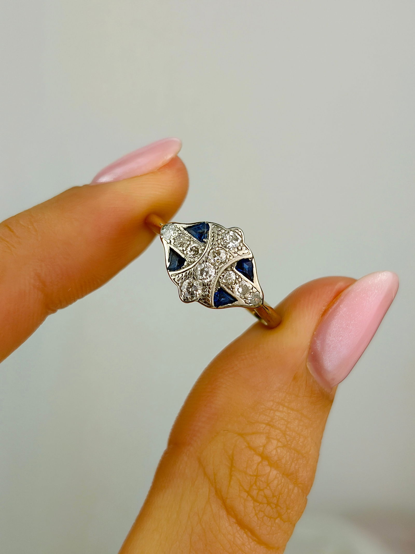 Sweet Art Deco Sapphire and Diamond 18 Carat Gold and Platinum Ring - 5