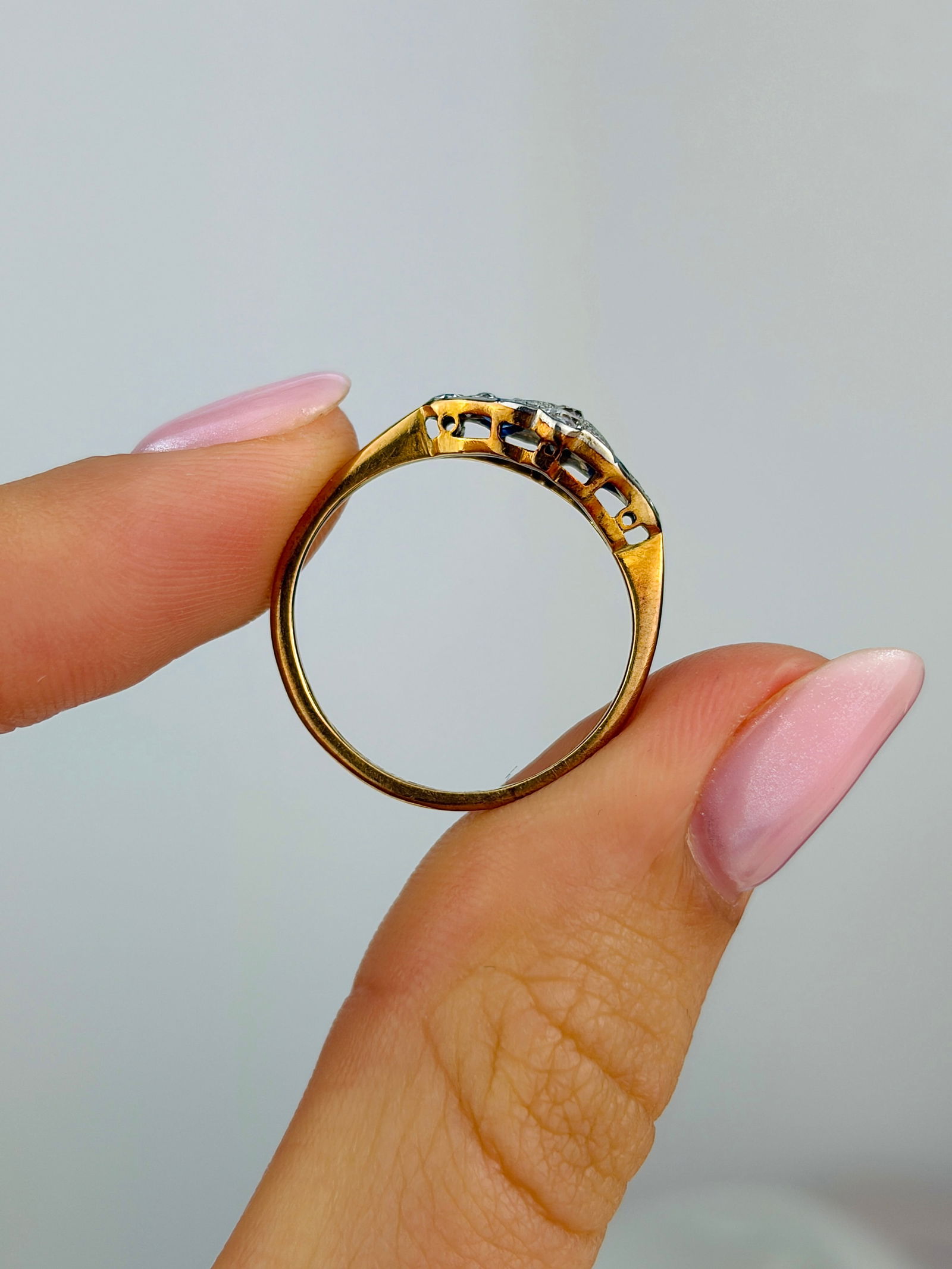 Sweet Art Deco Sapphire and Diamond 18 Carat Gold and Platinum Ring - 6