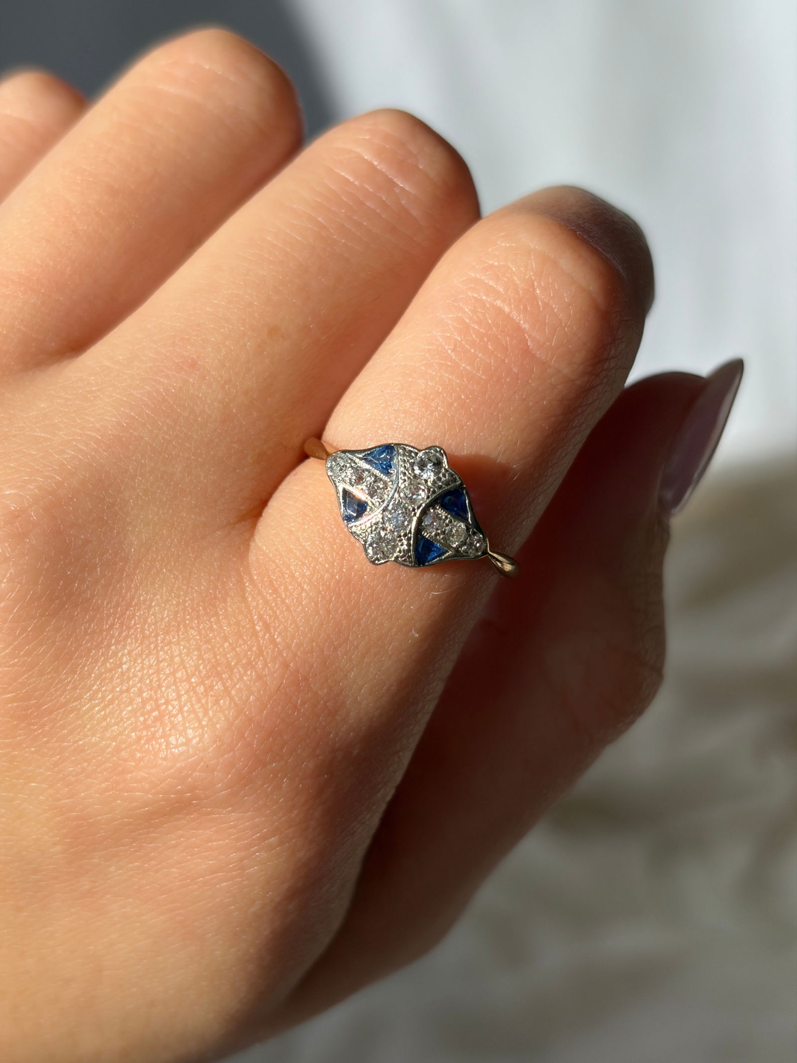 Sweet Art Deco Sapphire and Diamond 18 Carat Gold and Platinum Ring - 8