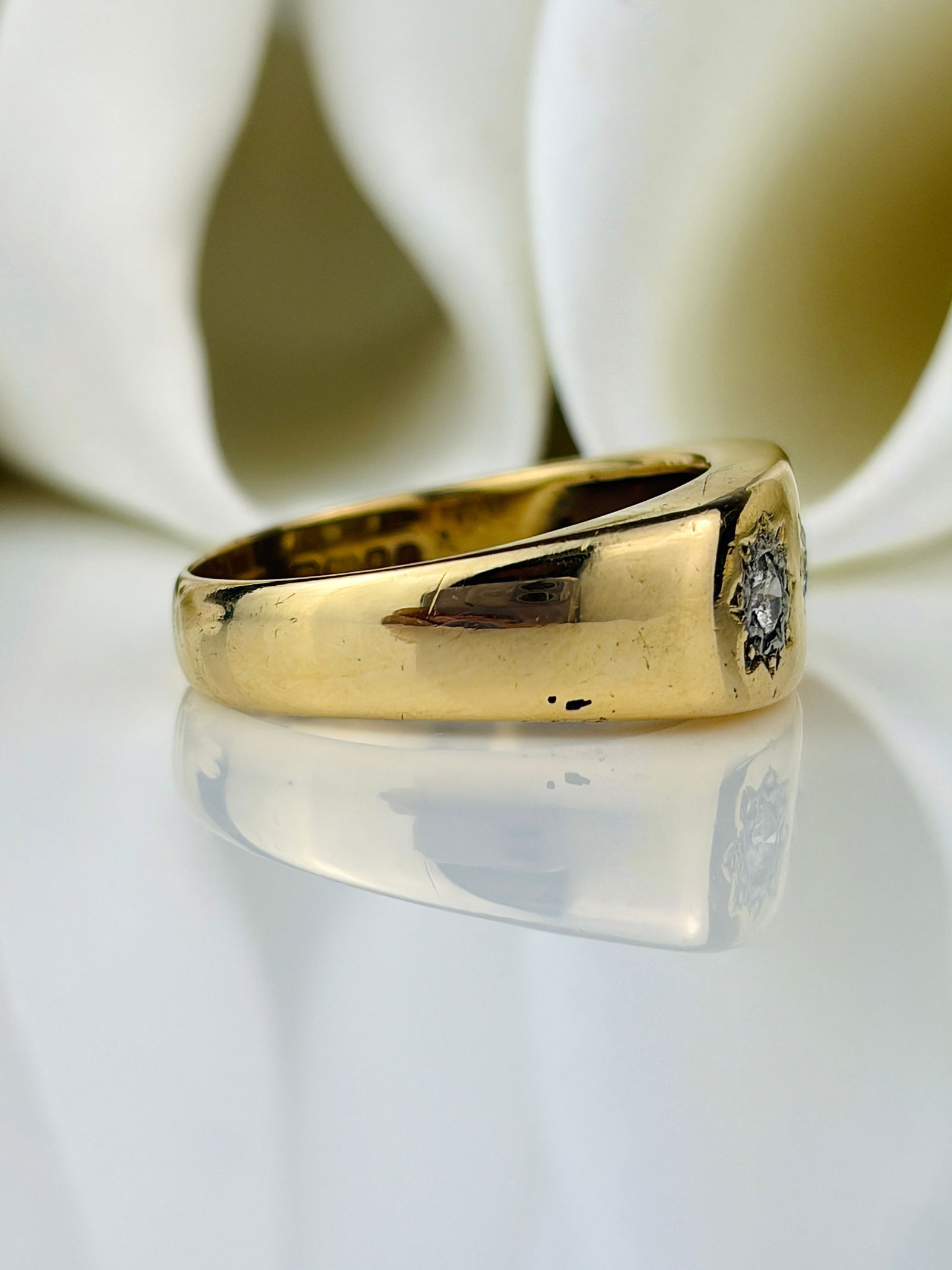 Chunky Vintage c.1968 Diamond and 18 Carat Gold Three Stone Star Setting Ring - 2