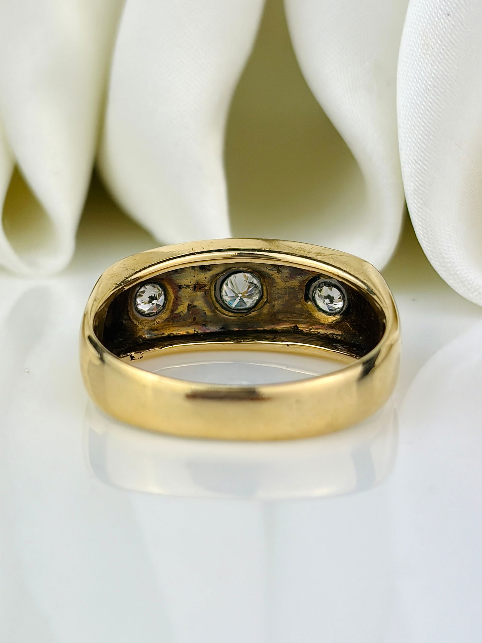 Chunky Vintage c.1968 Diamond and 18 Carat Gold Three Stone Star Setting Ring - 3