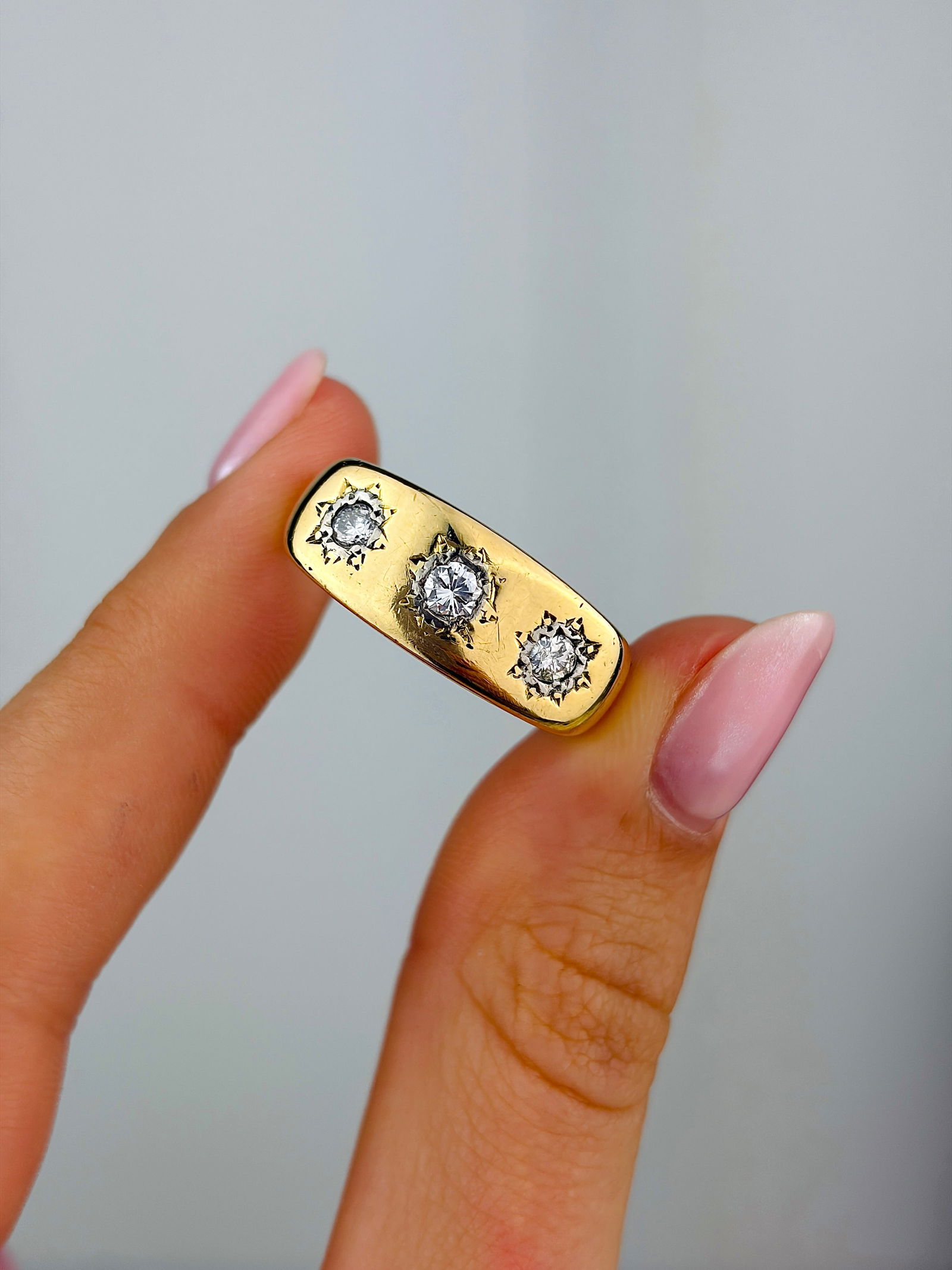 Chunky Vintage c.1968 Diamond and 18 Carat Gold Three Stone Star Setting Ring - 5