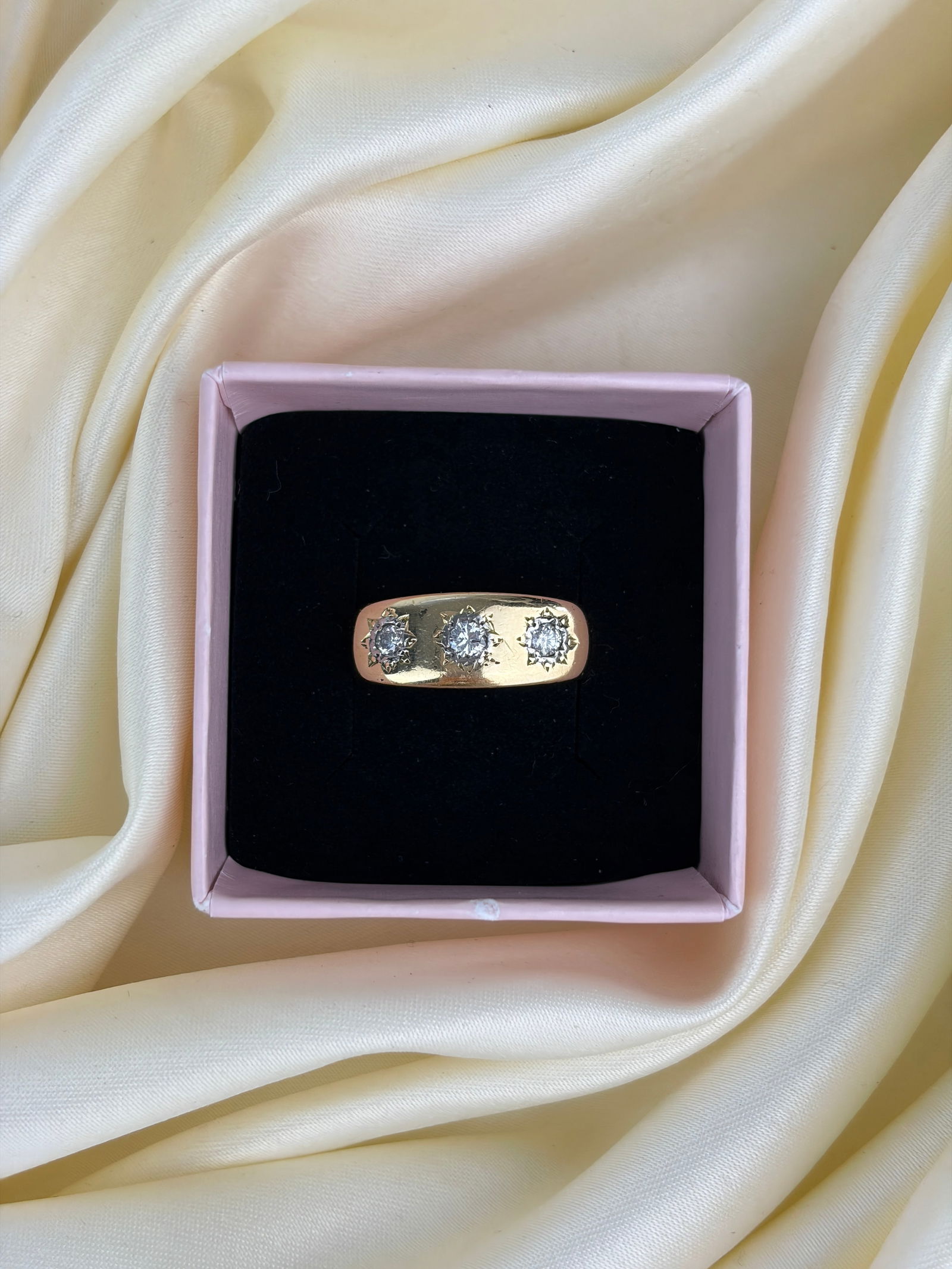 Chunky Vintage c.1968 Diamond and 18 Carat Gold Three Stone Star Setting Ring - 7