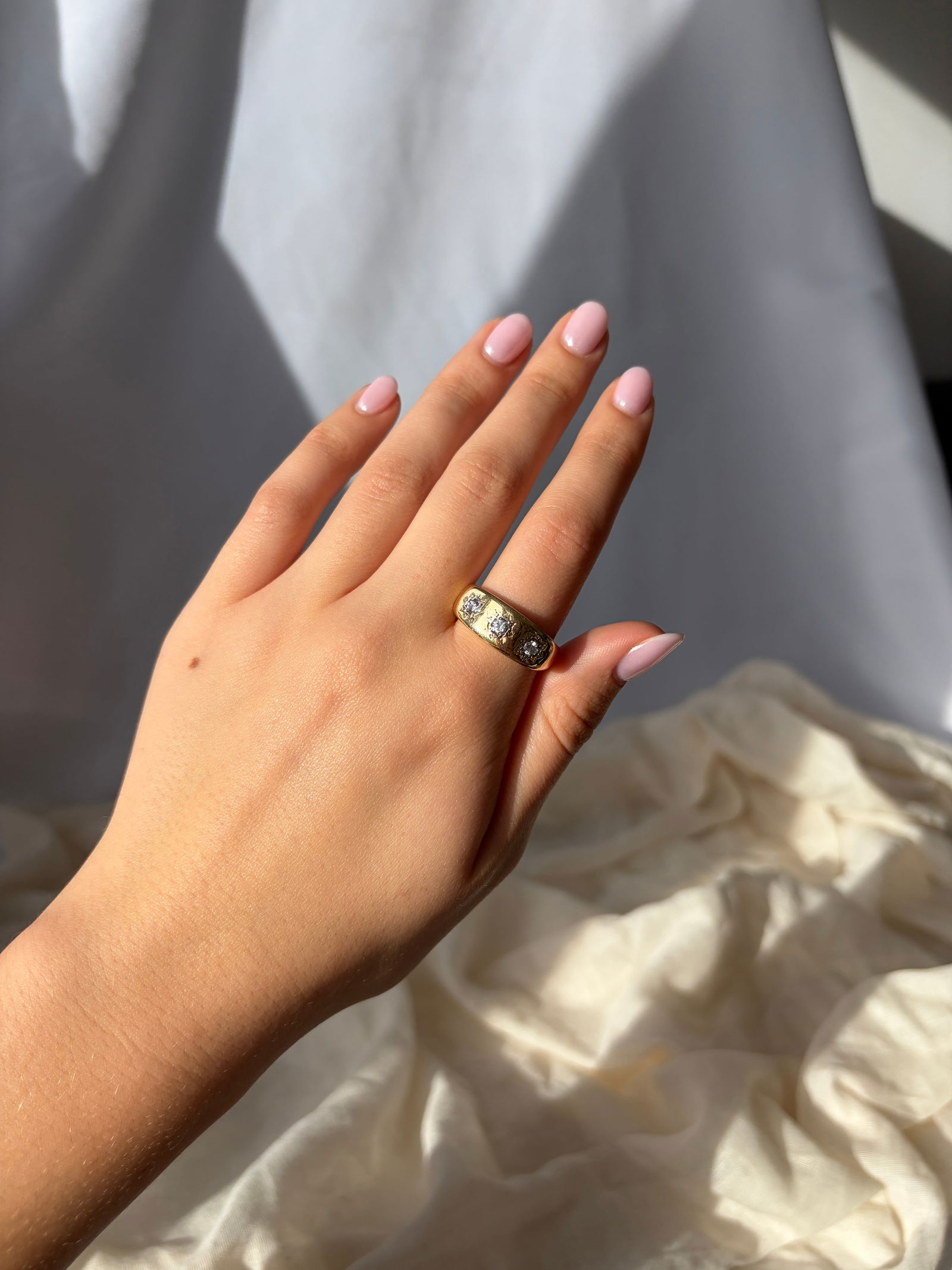 Chunky Vintage c.1968 Diamond and 18 Carat Gold Three Stone Star Setting Ring - 8