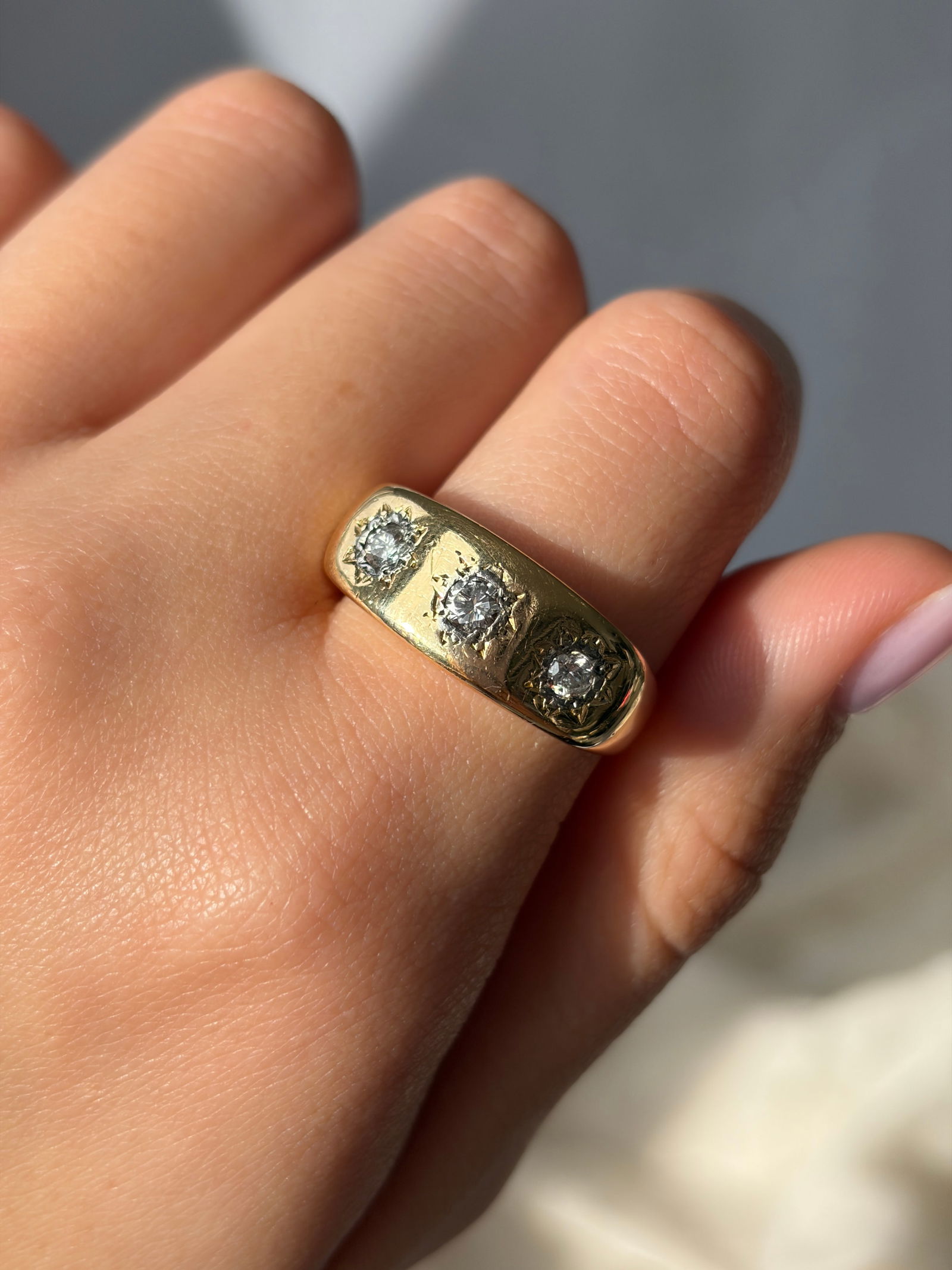 Chunky Vintage c.1968 Diamond and 18 Carat Gold Three Stone Star Setting Ring - 9