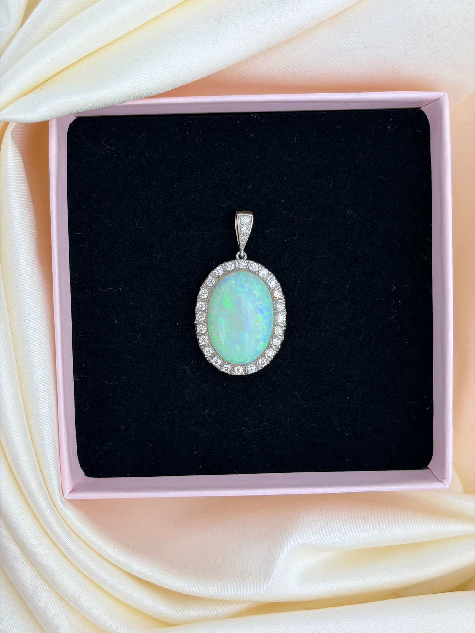 Outstanding Opal and Diamond Large Pendant in Gold - 6