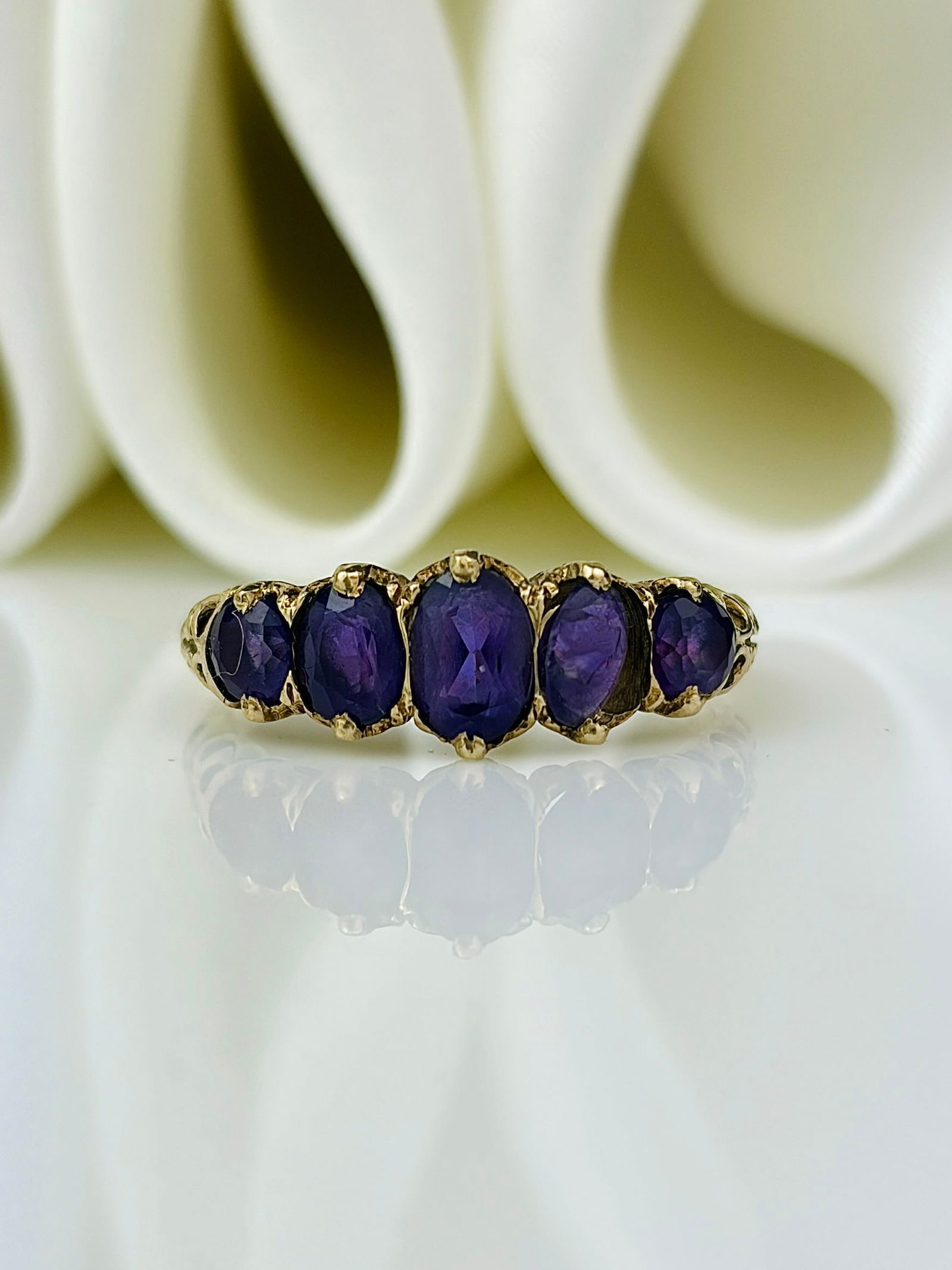 Vintage 9ct yellow gold amethyst 5 stone ring: Vintage 9ct yellow gold amethyst 5 stone ring Beautiful bright purple stones! Weight: 2.3g Size: UK O, US 7.5, Width 6mm, height off finger 3mm Materials: 9ct gold Hallmarks: