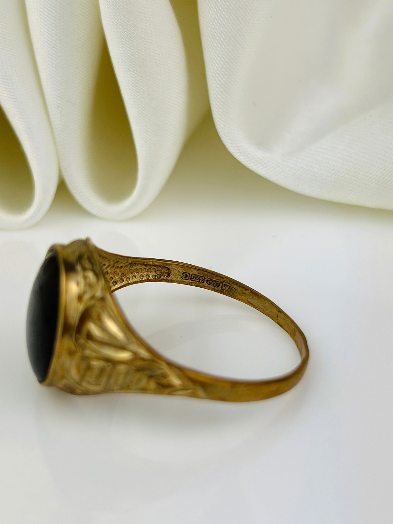 vintage 9ct gold onyx signet ring - 4
