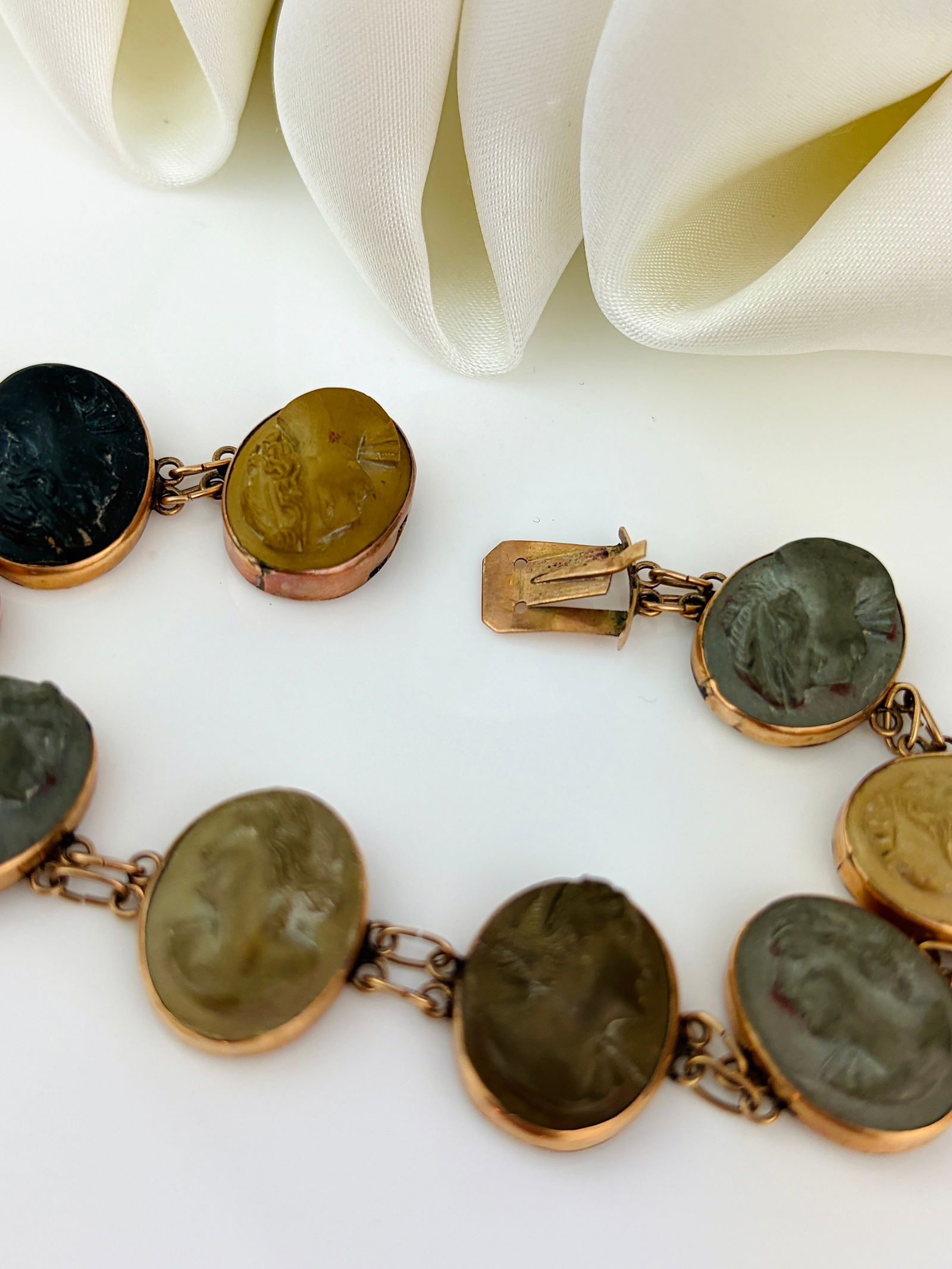 RARE : Antique 9ct Gold Cameo Bracelet - 5