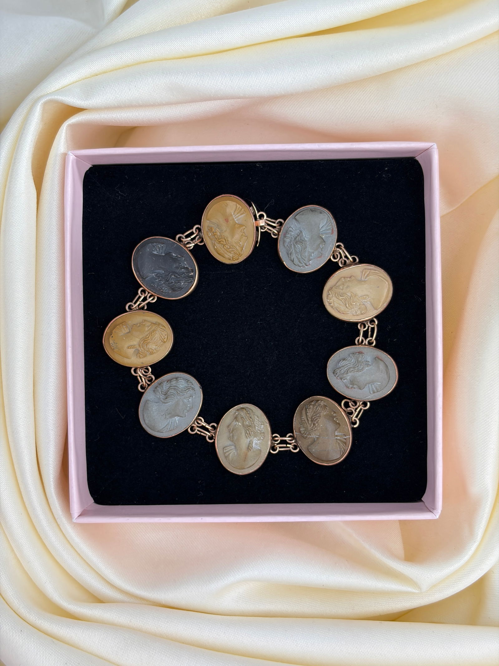 RARE : Antique 9ct Gold Cameo Bracelet - 6