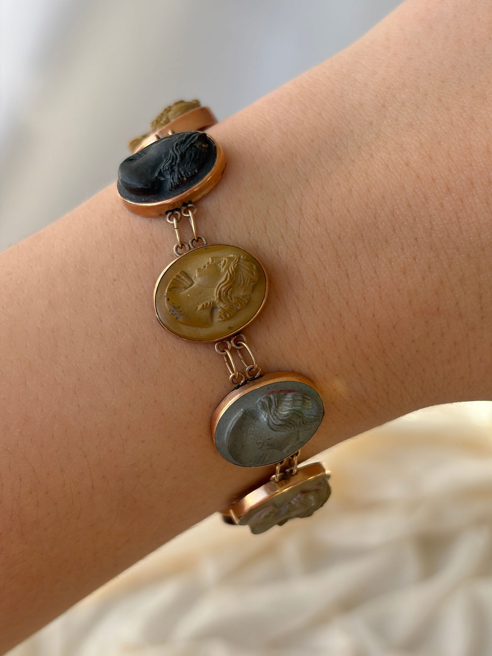 RARE : Antique 9ct Gold Cameo Bracelet - 7