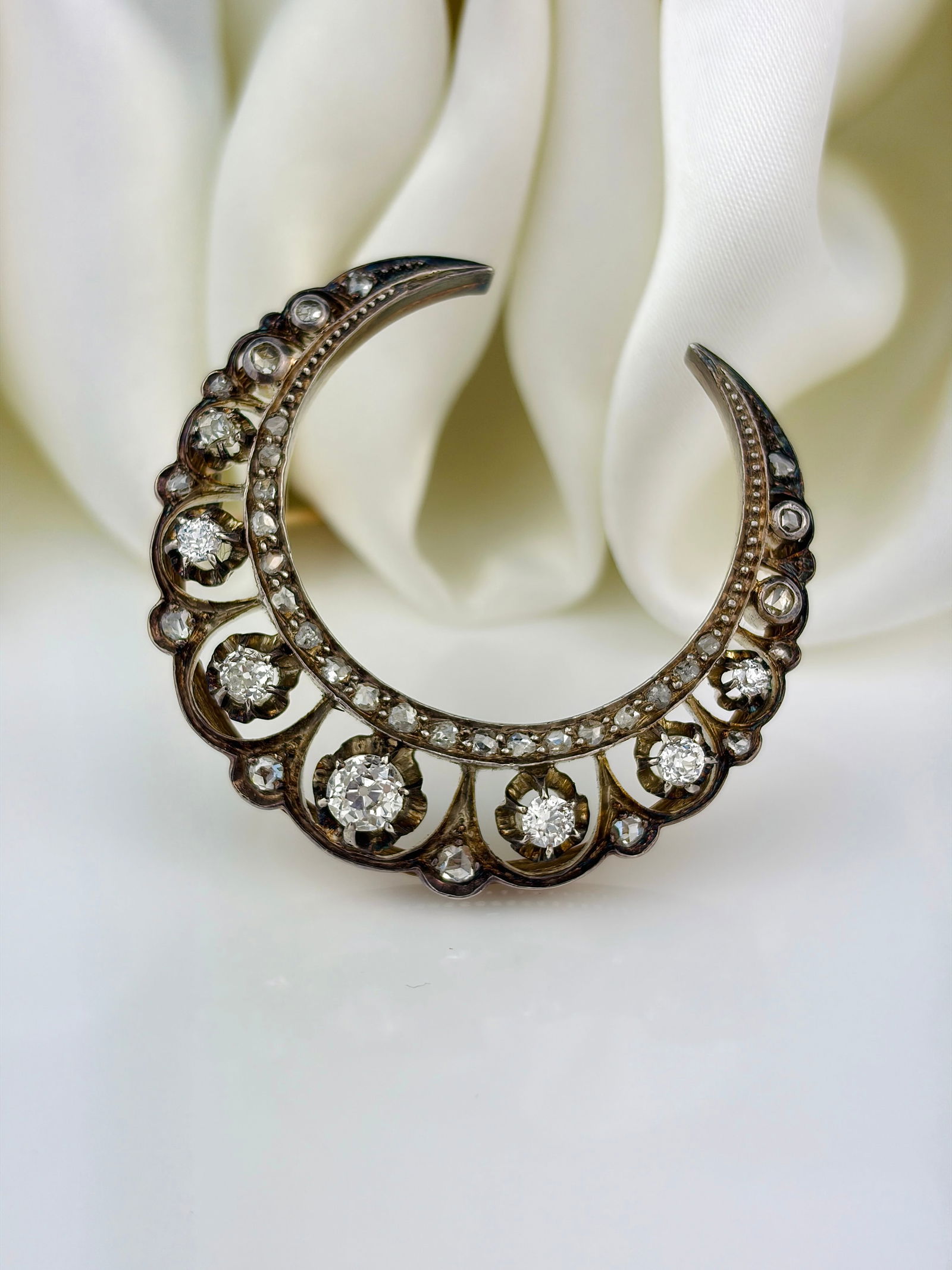 Large Art Deco Diamond 18 Carat Gold Crescent Brooch - 5