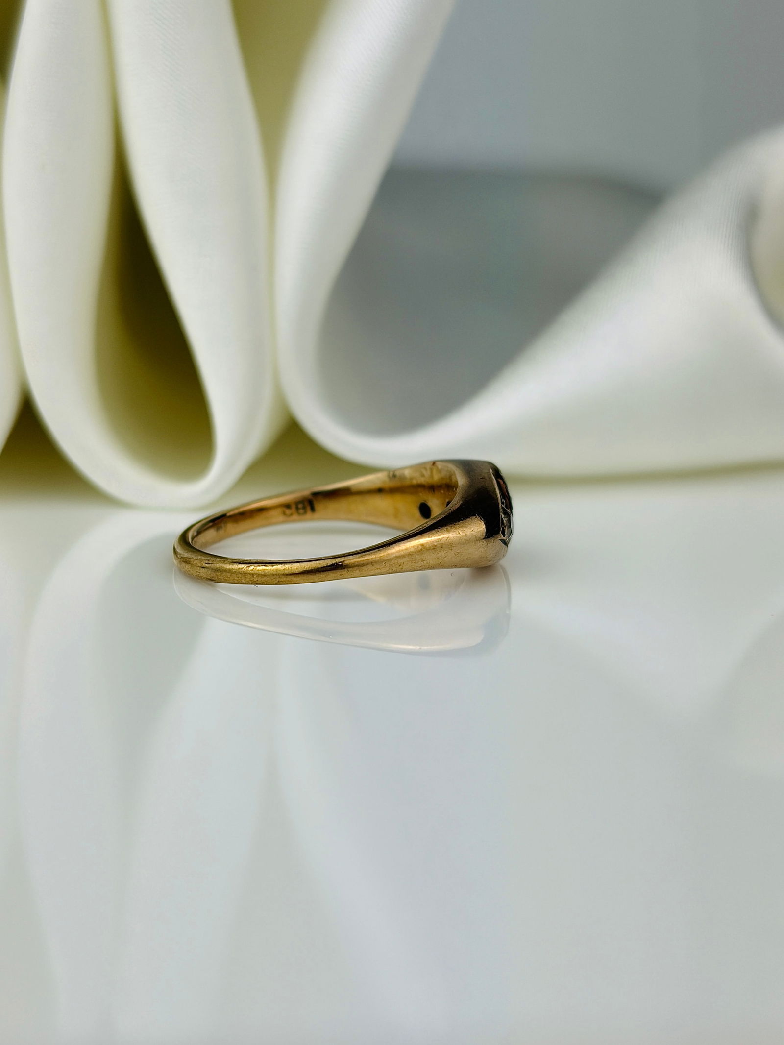 heavy 18ct yellow gold ruby and diamond 3 stone ring - 2