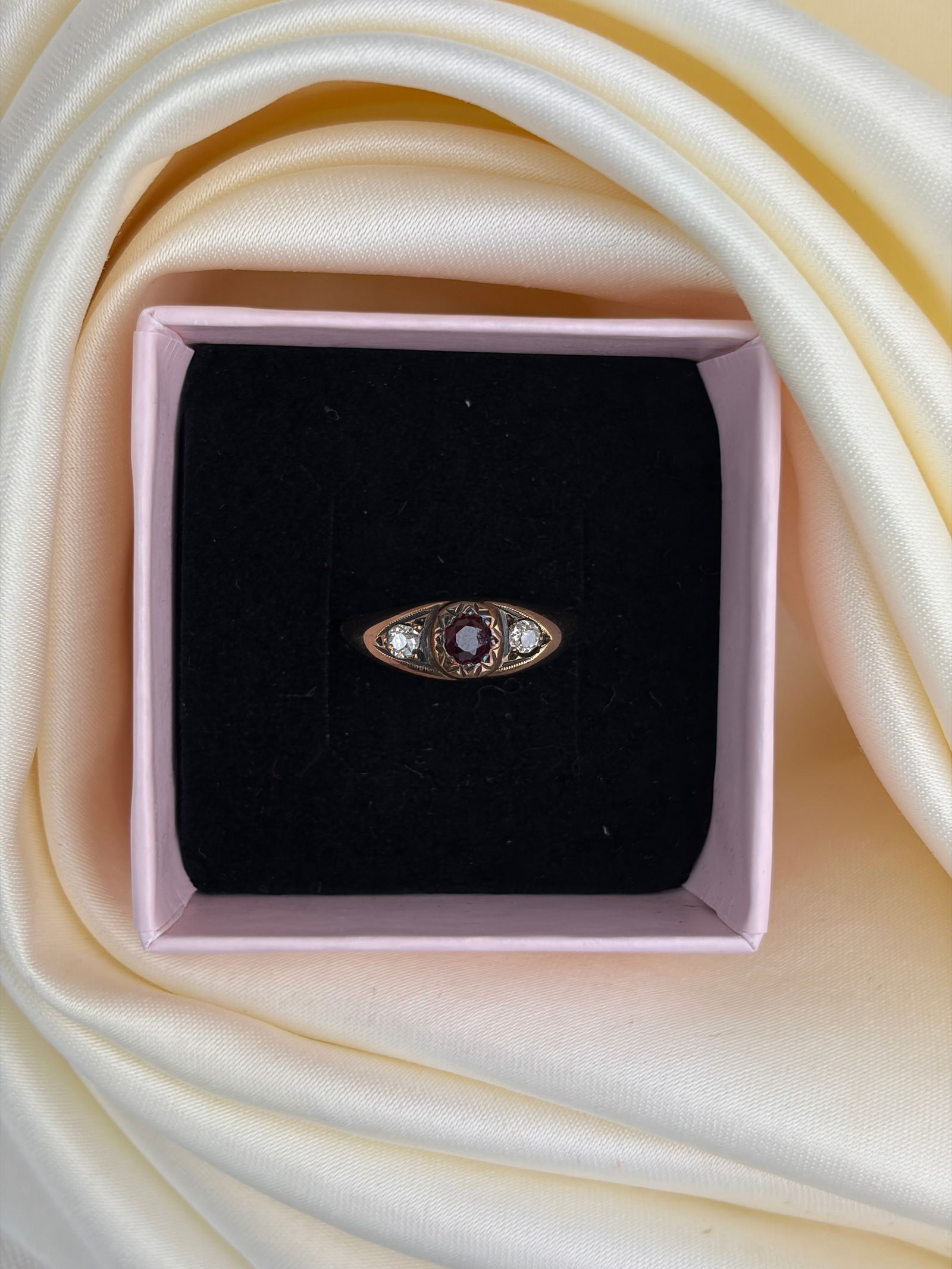 heavy 18ct yellow gold ruby and diamond 3 stone ring - 7