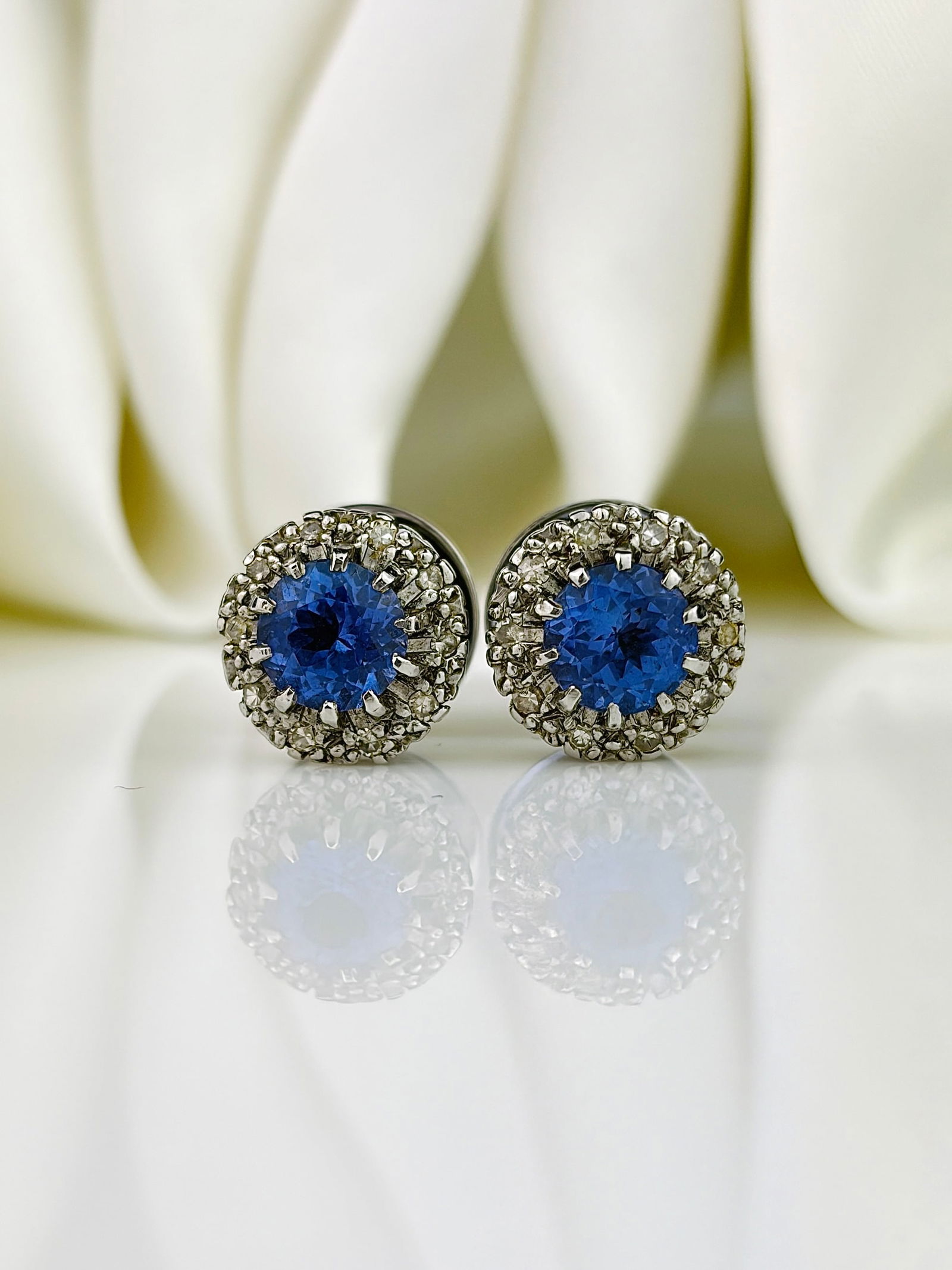Vintage Tanzanite and Diamond 18ct White Gold Cluster Stud Earrings - 3