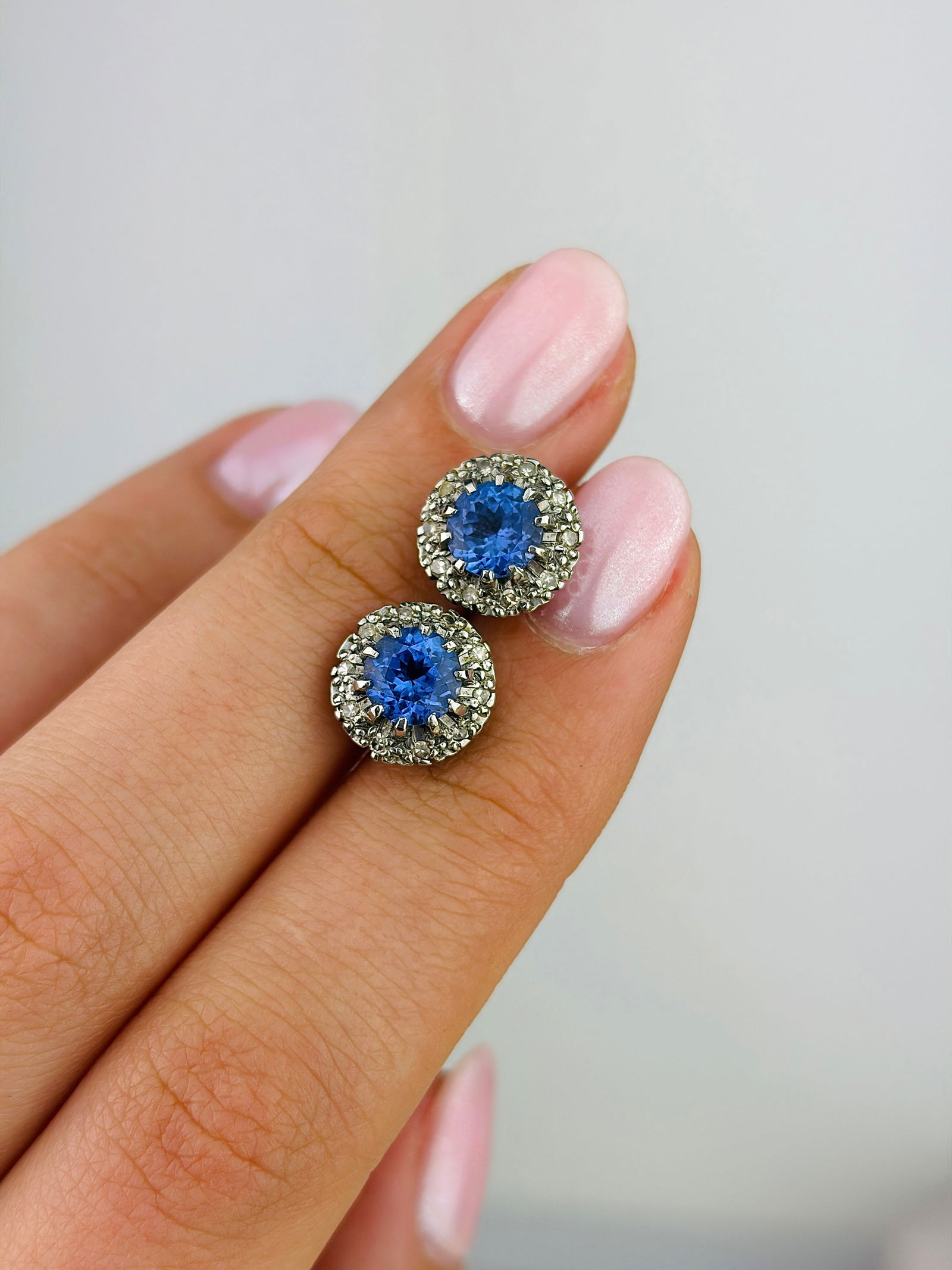 Vintage Tanzanite and Diamond 18ct White Gold Cluster Stud Earrings - 6