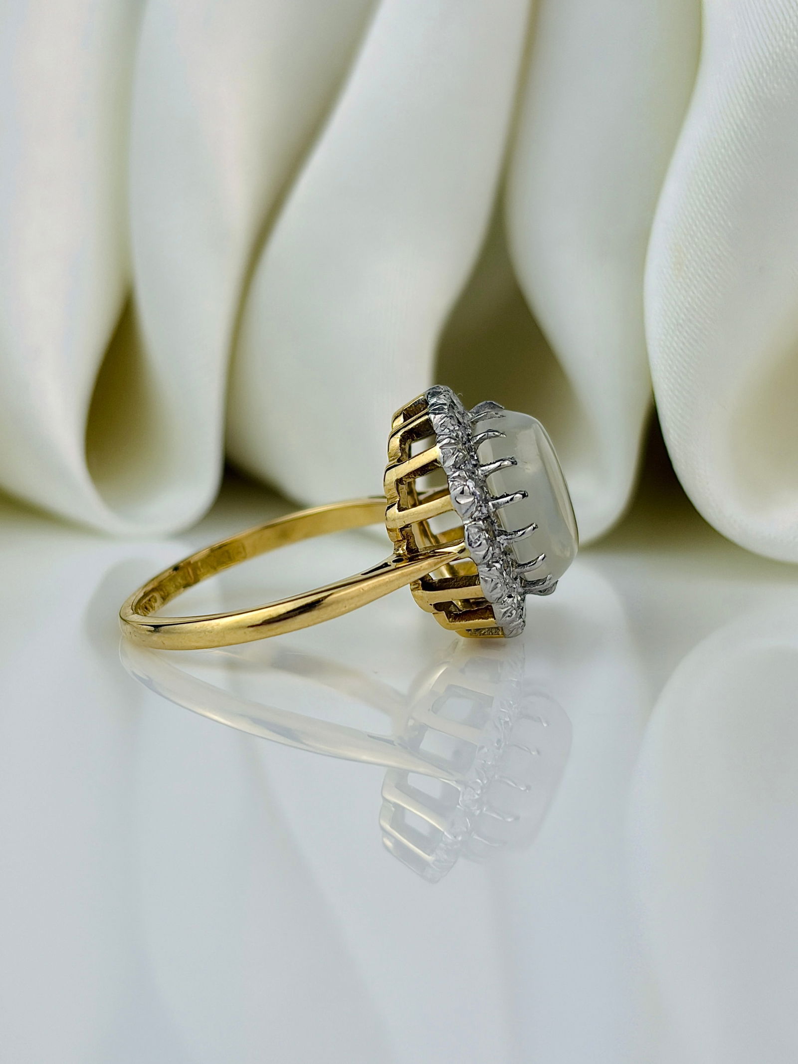 Art Deco Diamond and Moonstone 18 Carat Gold and Platinum Ring - 2