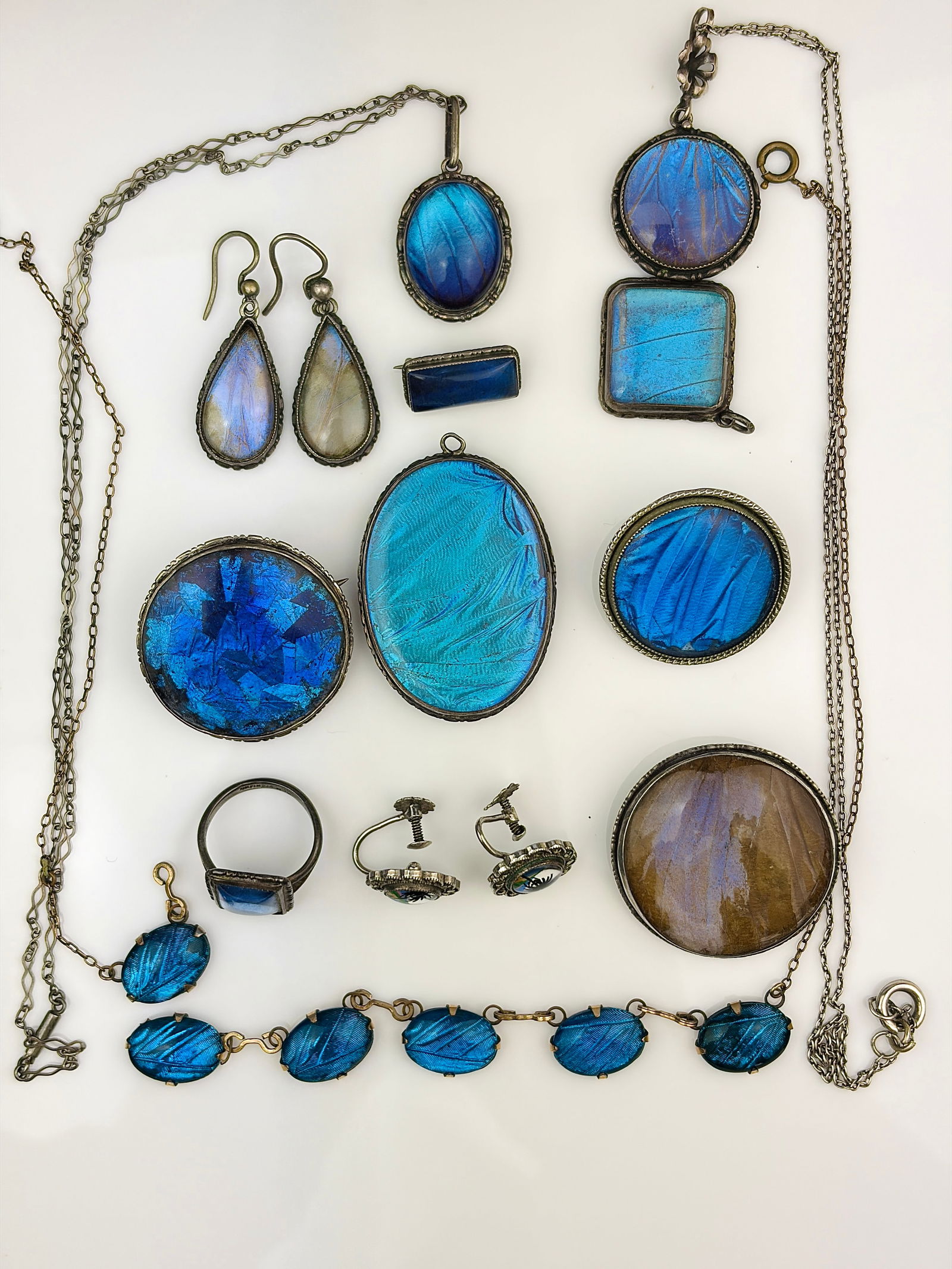 Large Mixed Lot of Silver and Rolled Gold Butterfly Winged Jewellery: large mixed lot of silver and rolled gold butterfly winged jewellery Stunning mixed lot featuring real butterfly wings, that flash all of natures incredible colours with the light! Weight: